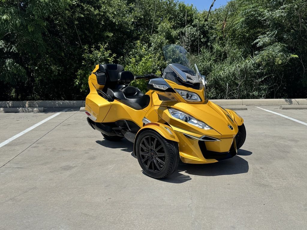 2015 Can-Am Spyder® RT-S 6-Speed Manual (SM6) S in San Antonio, TX