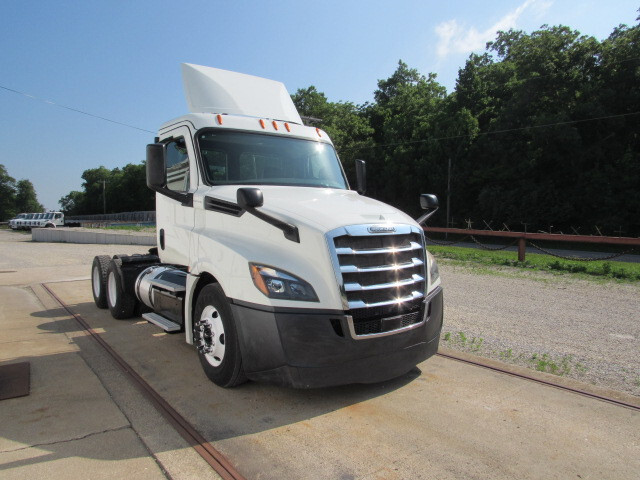 2018 FREIGHTLINER CASCADIA 126 in Grabill, IN