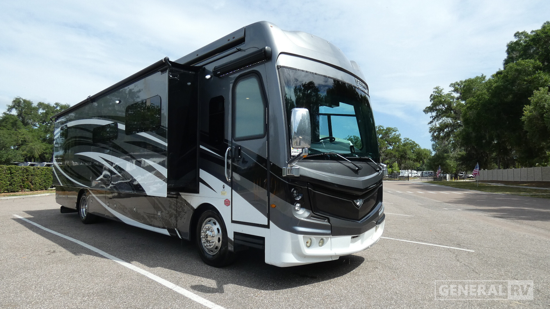 2020 Fleetwood Discovery LXE 40M in dover FL