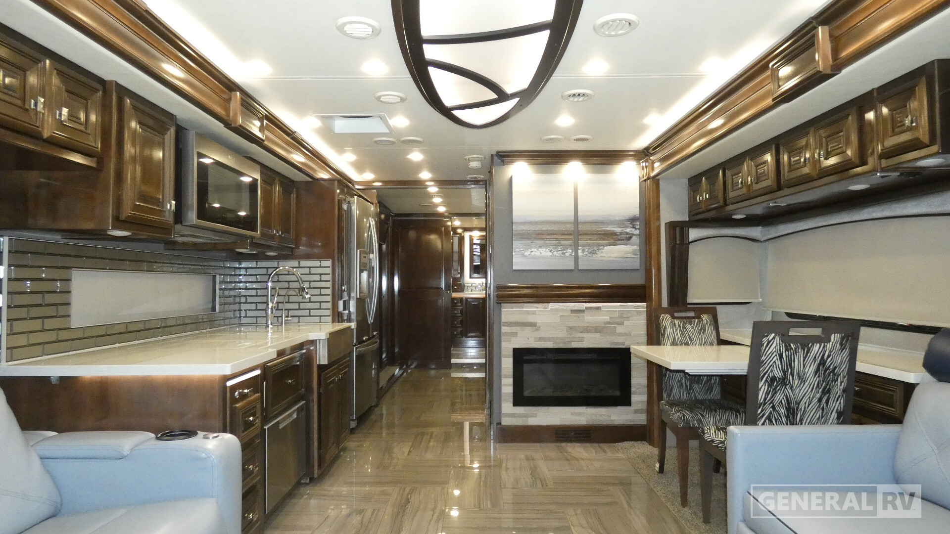 2020 Fleetwood Discovery LXE 40M in dover FL