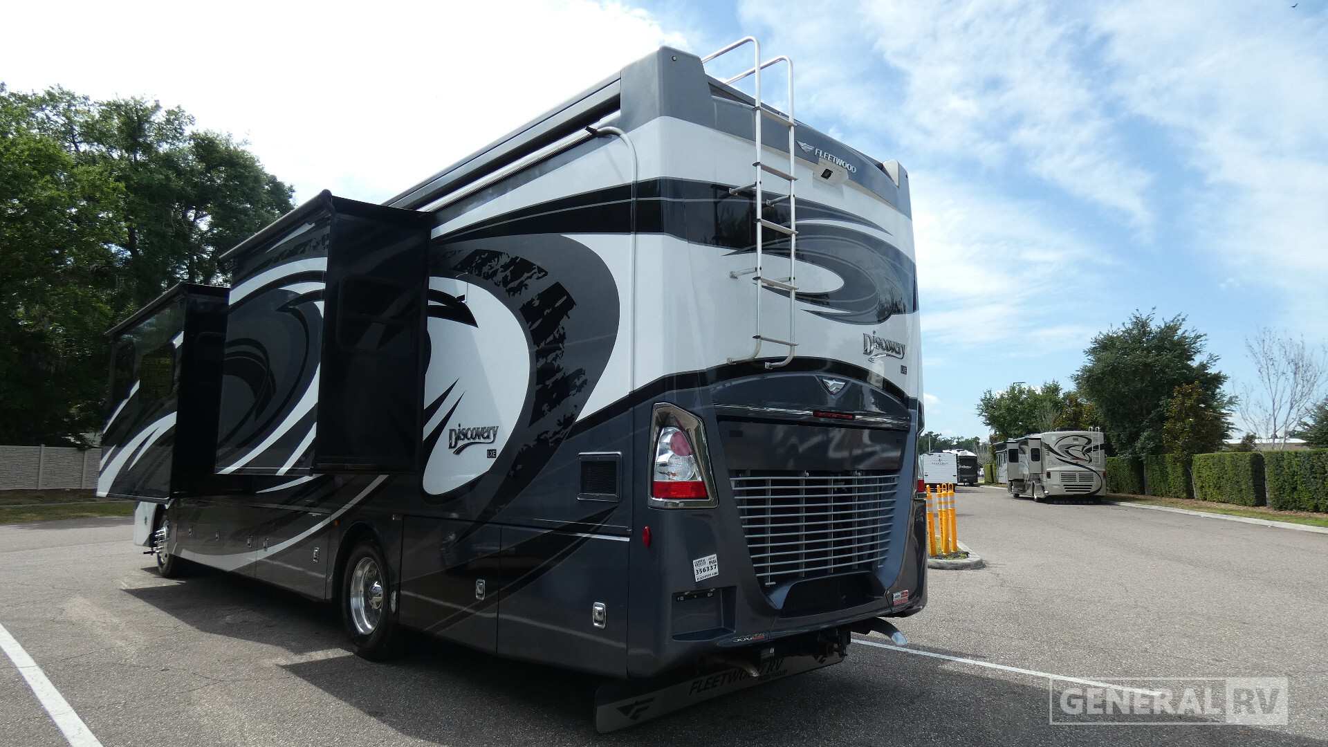 2020 Fleetwood Discovery LXE 40M in dover FL