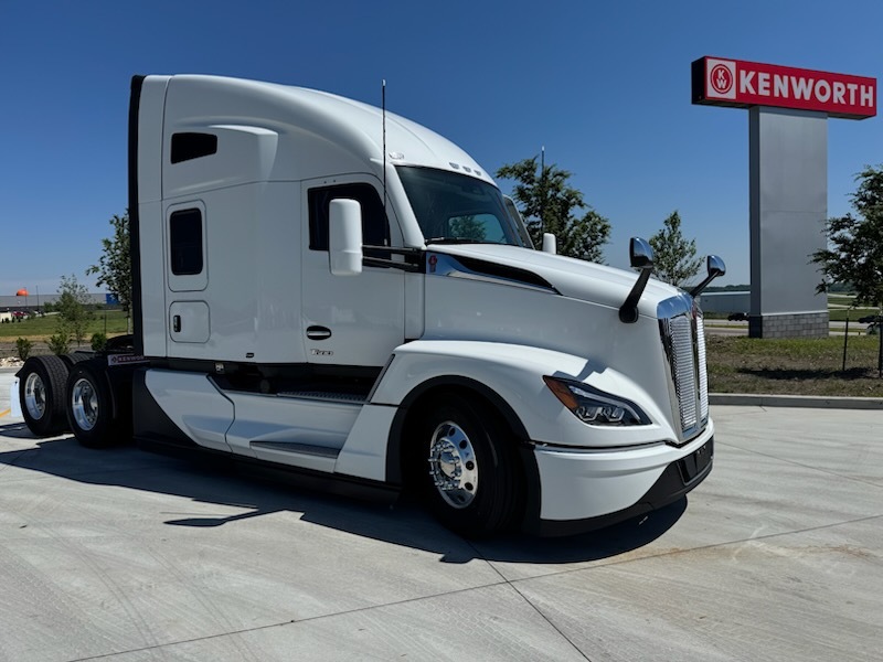 2027 KENWORTH T680 in Des Moines, IA