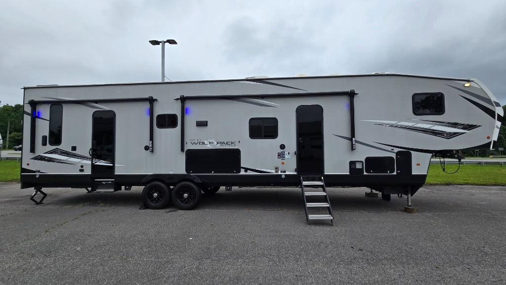 2022 Forest River Rv Cherokee Wolf Pack 365PACK16 in hickory NC