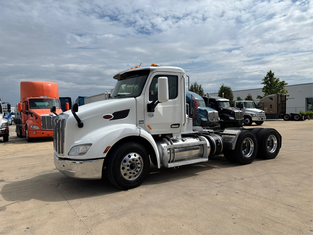2017 PETERBILT 579 in Bolingbrook, IL