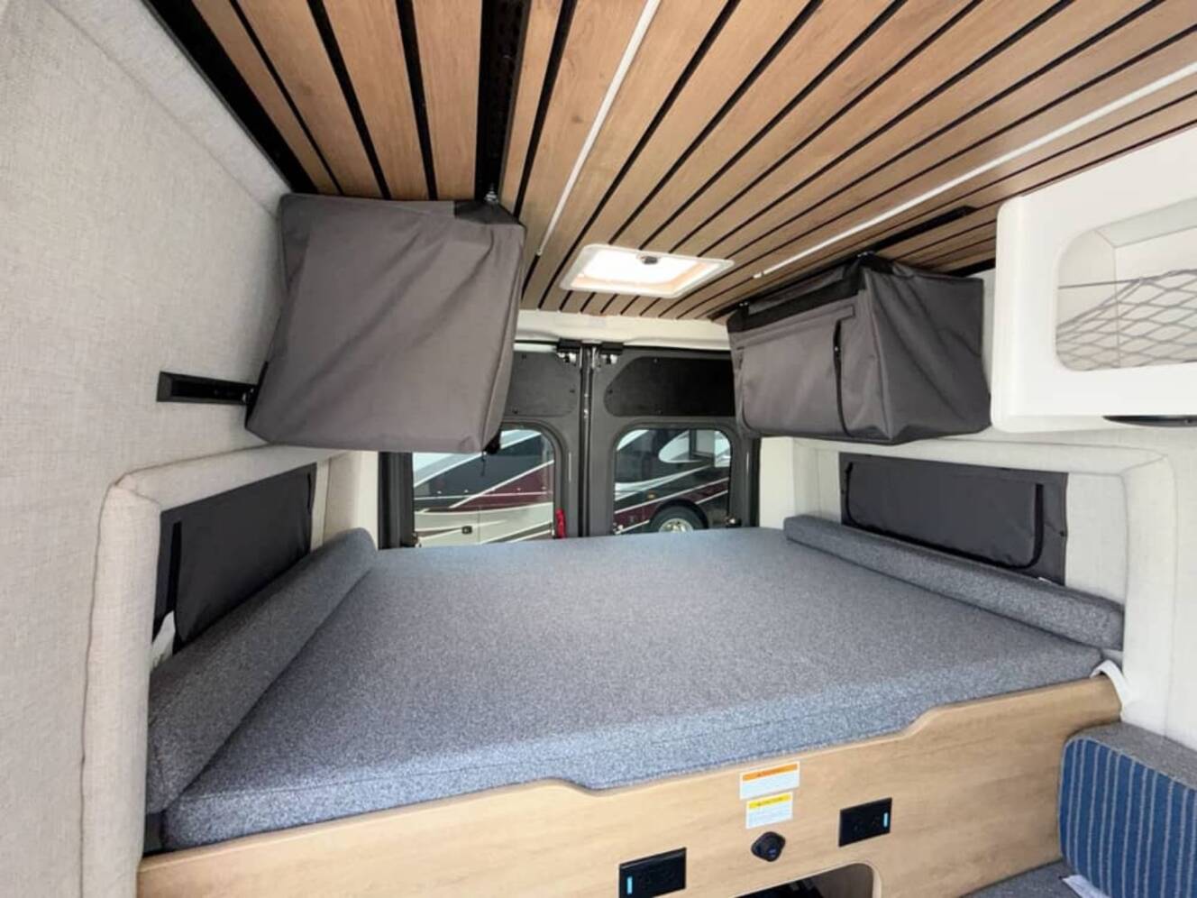 A photo of this 2027 Thor FREEDOM ELITE 17D