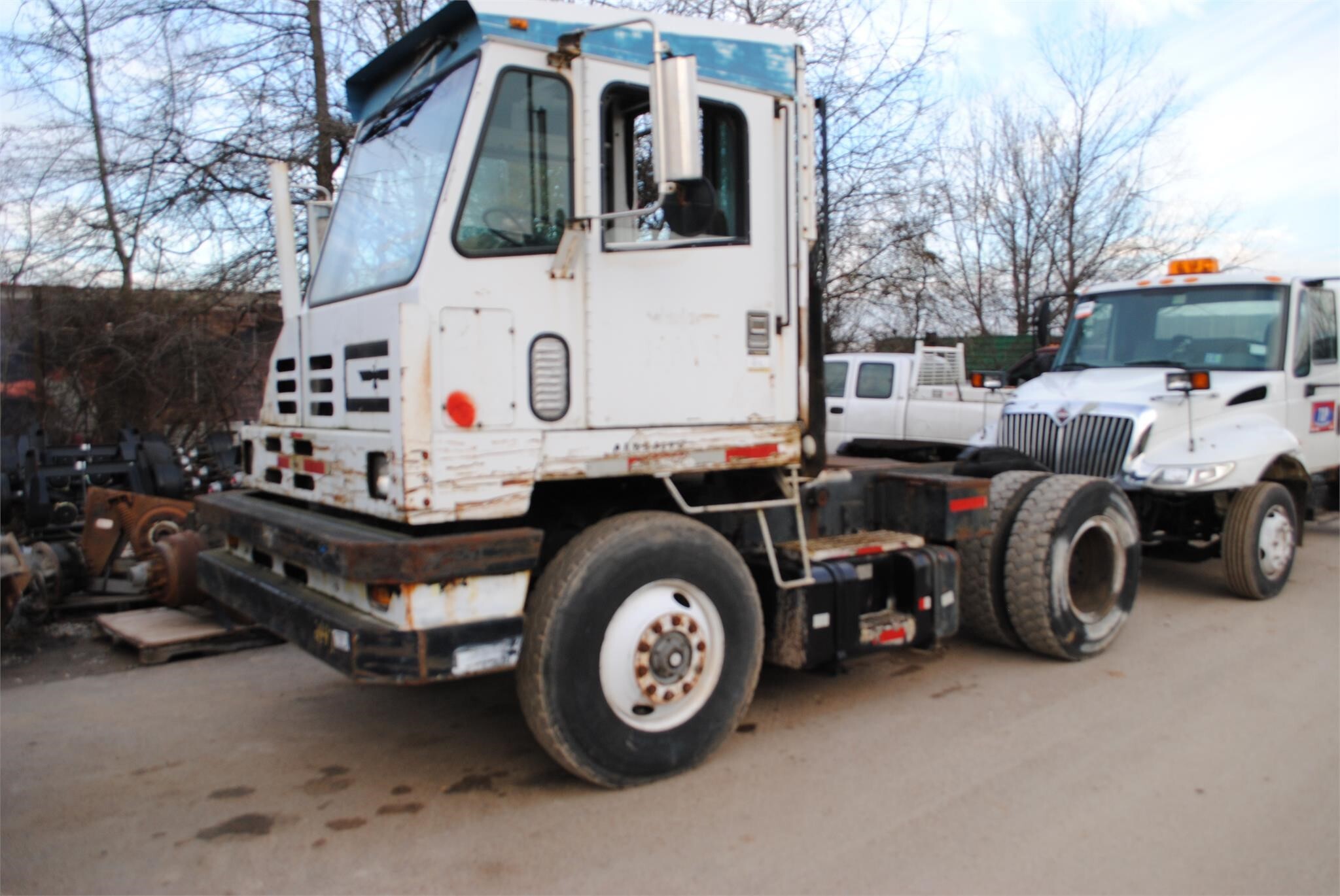 2001 CAPACITY YT30 in Covington, TN
