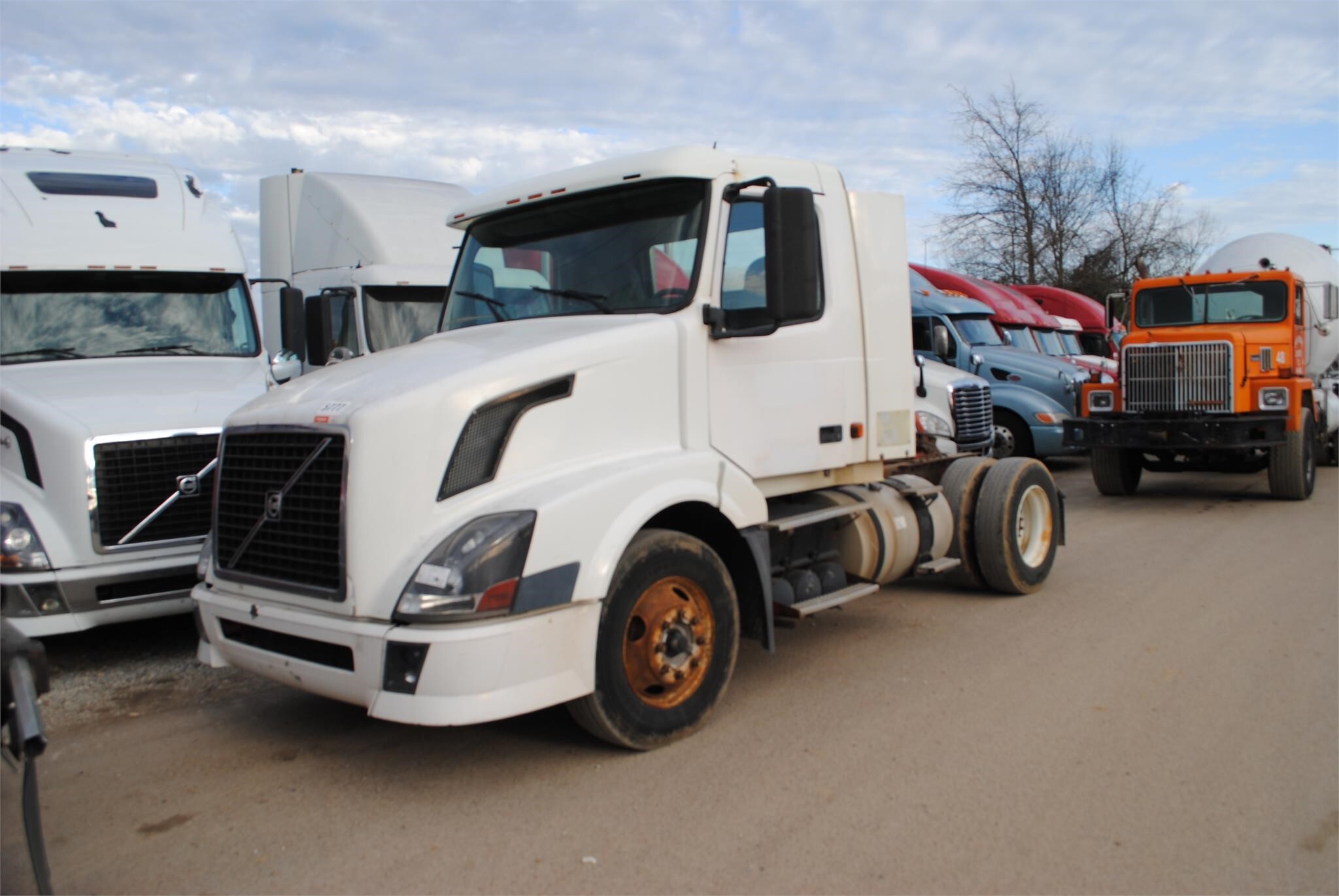 2006 VOLVO VNL42T300 in Covington, TN
