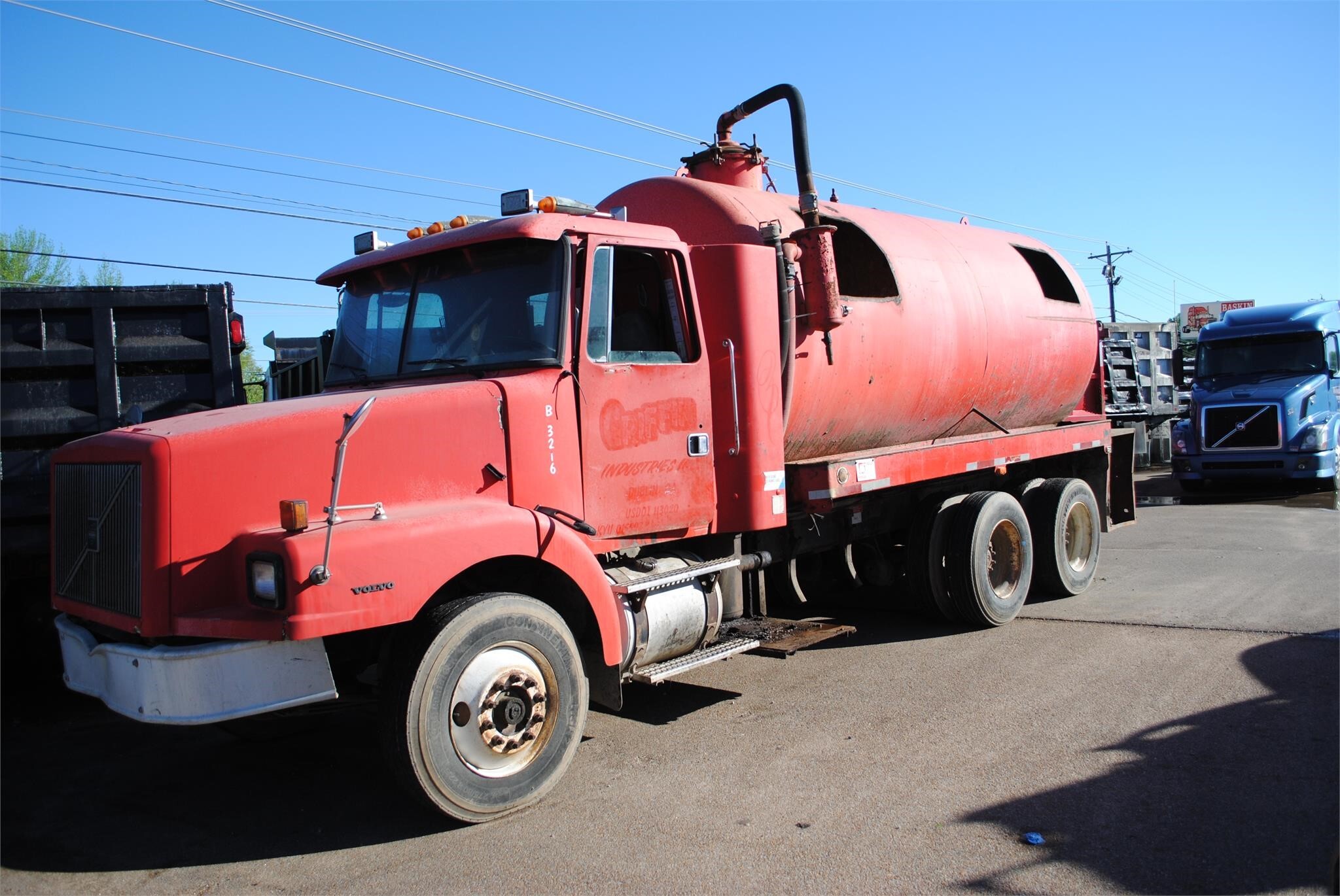 2000 VOLVO WG64T in Covington, TN