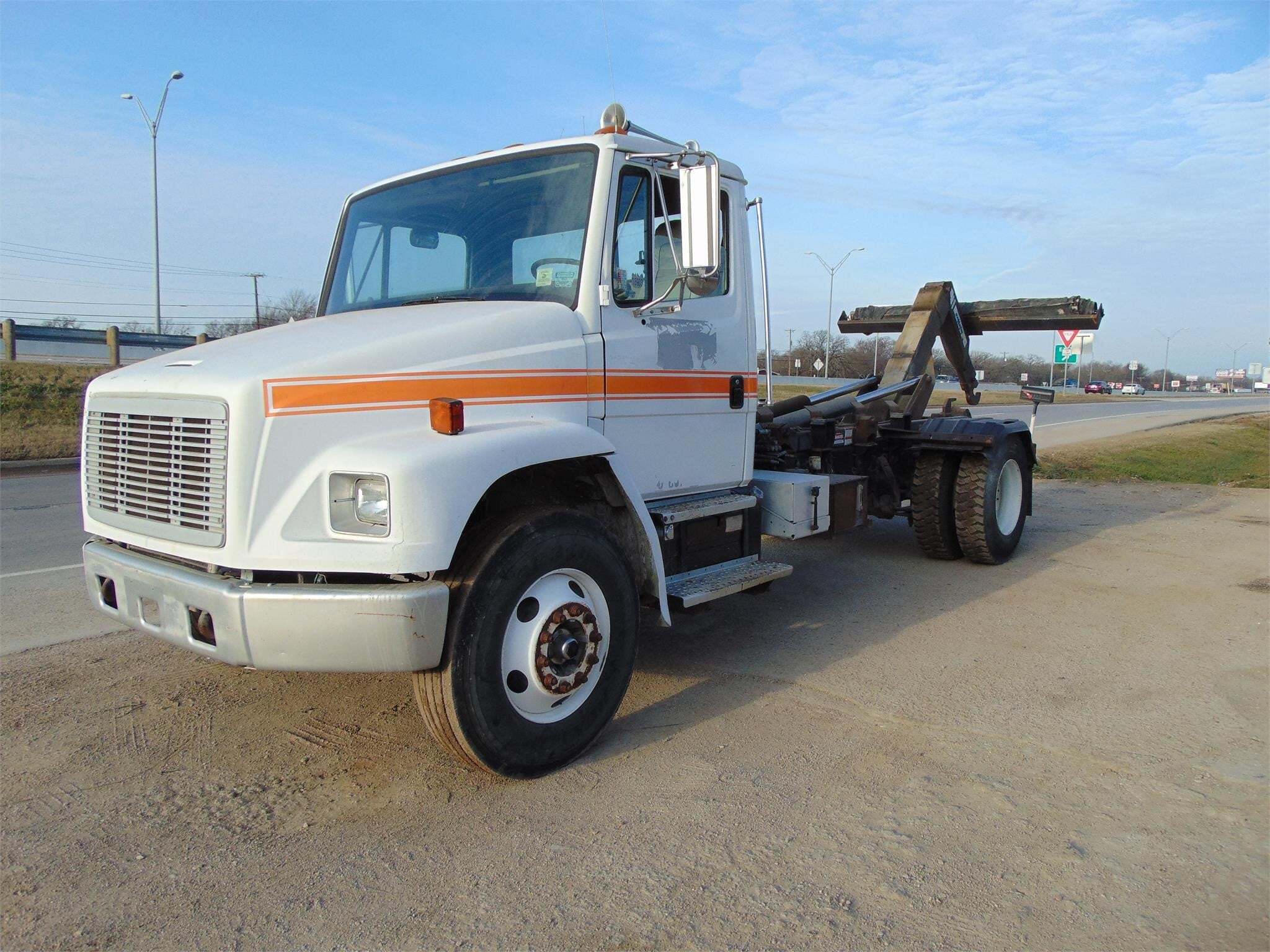 2001 FREIGHTLINER FL70 in Dallas, TX
