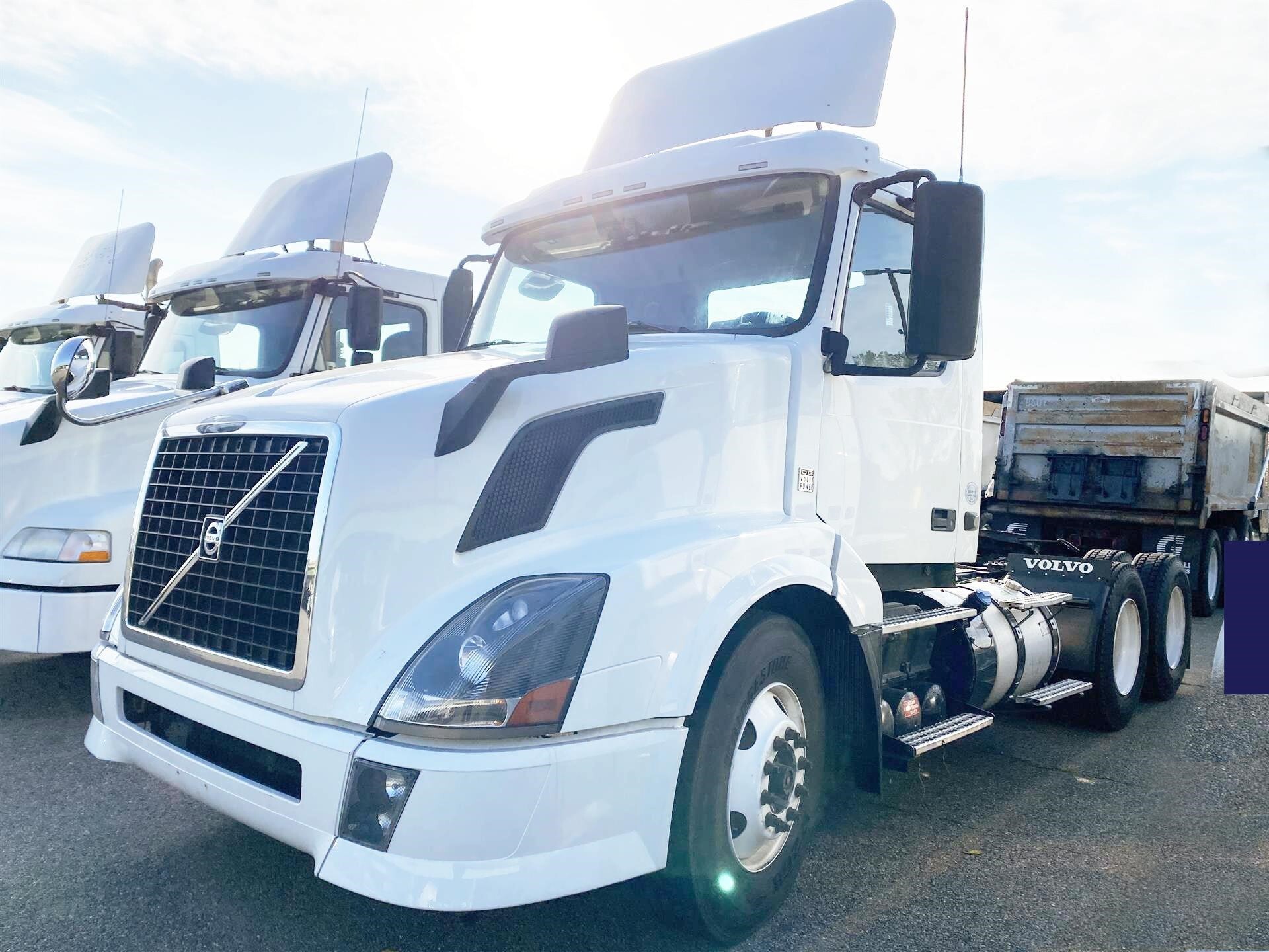 2015 VOLVO VNL64T300 in Dayton, NJ