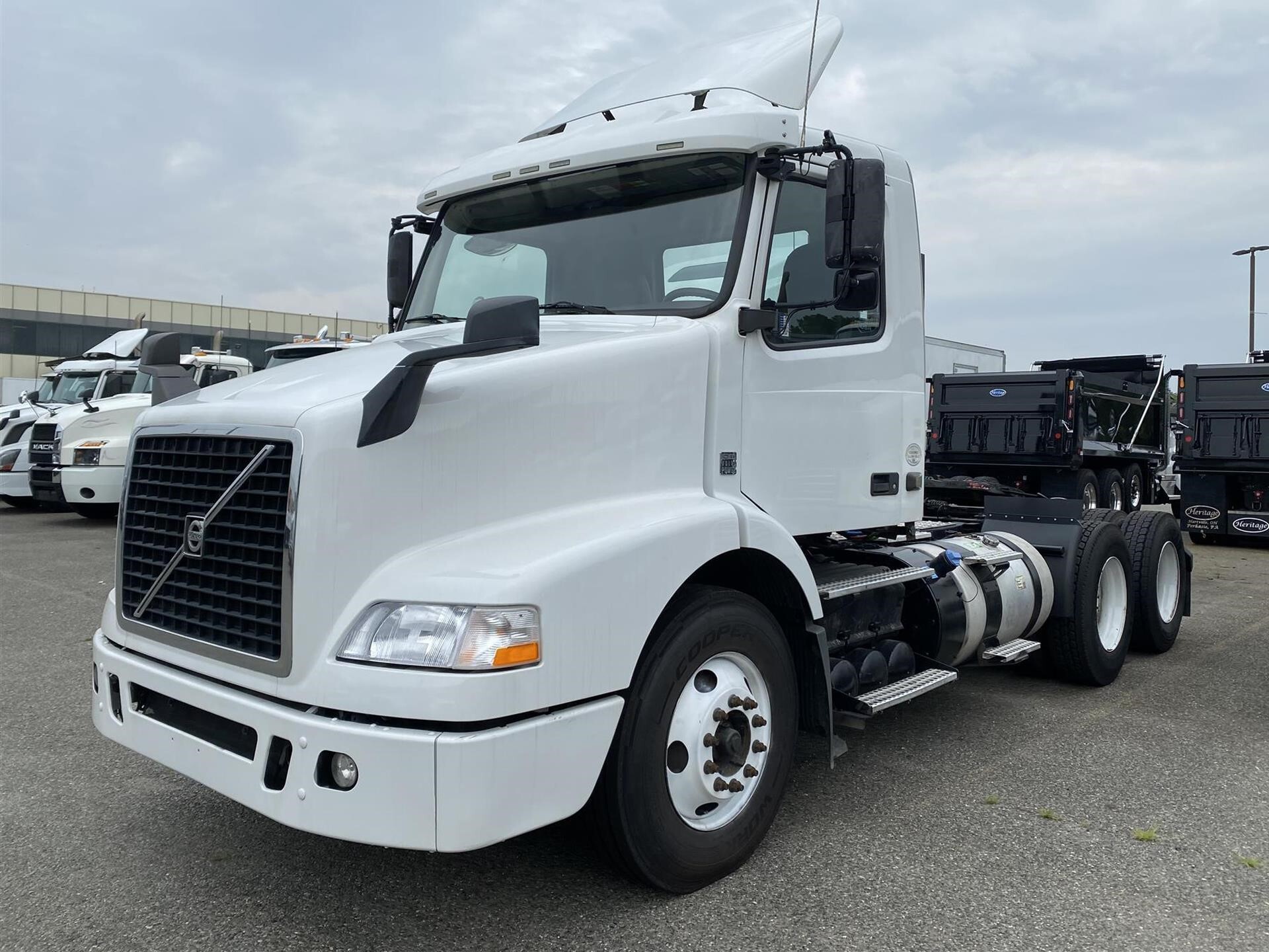 2015 VOLVO VNM64T200 in Albany, NY
