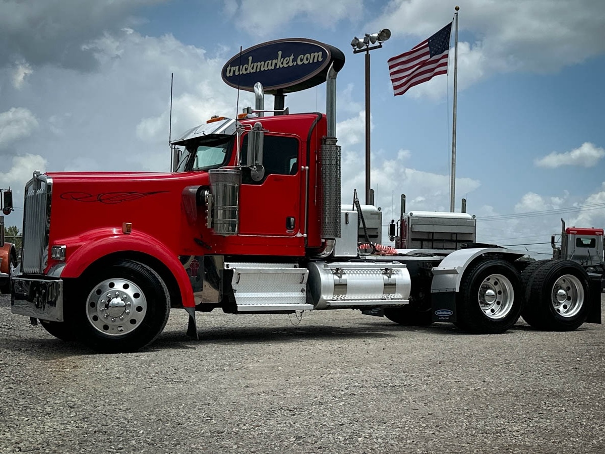 2018 KENWORTH W900L in Olive Branch, MS