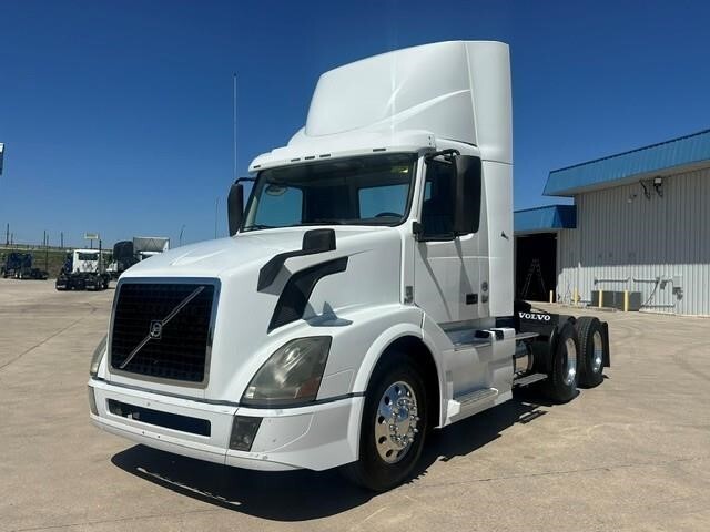 2018 VOLVO VNL64T300 in San Antonio, TX