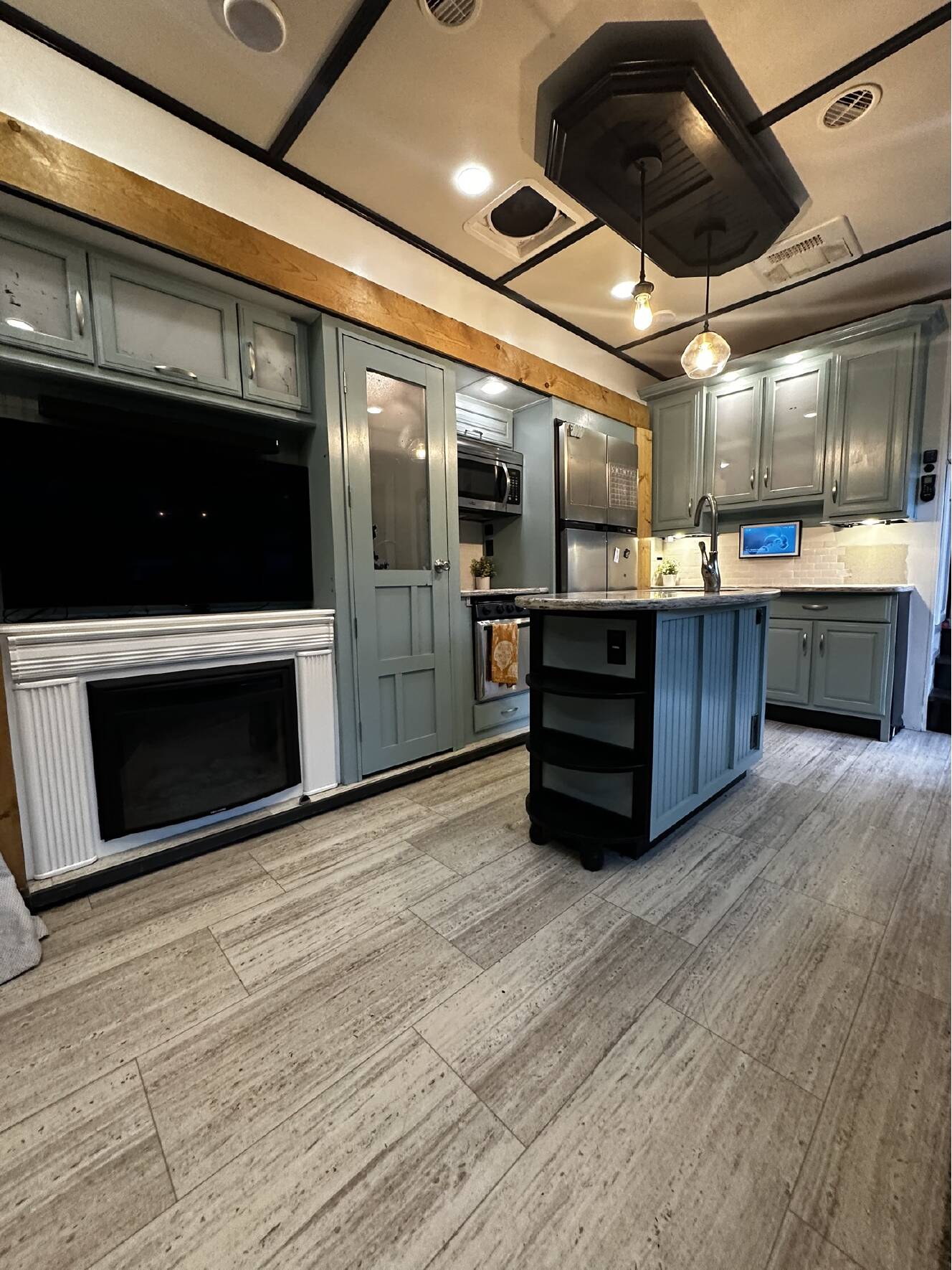 A photo of this 2016 Grand Design MOMENTUM 380TH