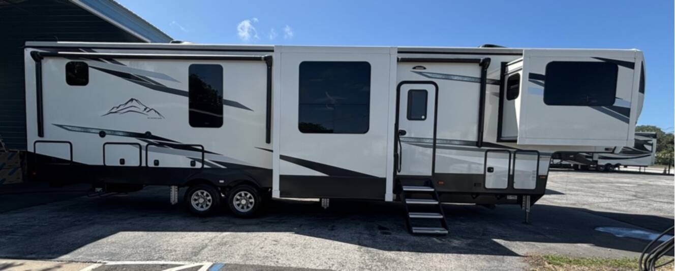 A photo of this 2021 Heartland BIG COUNTRY 3902FL