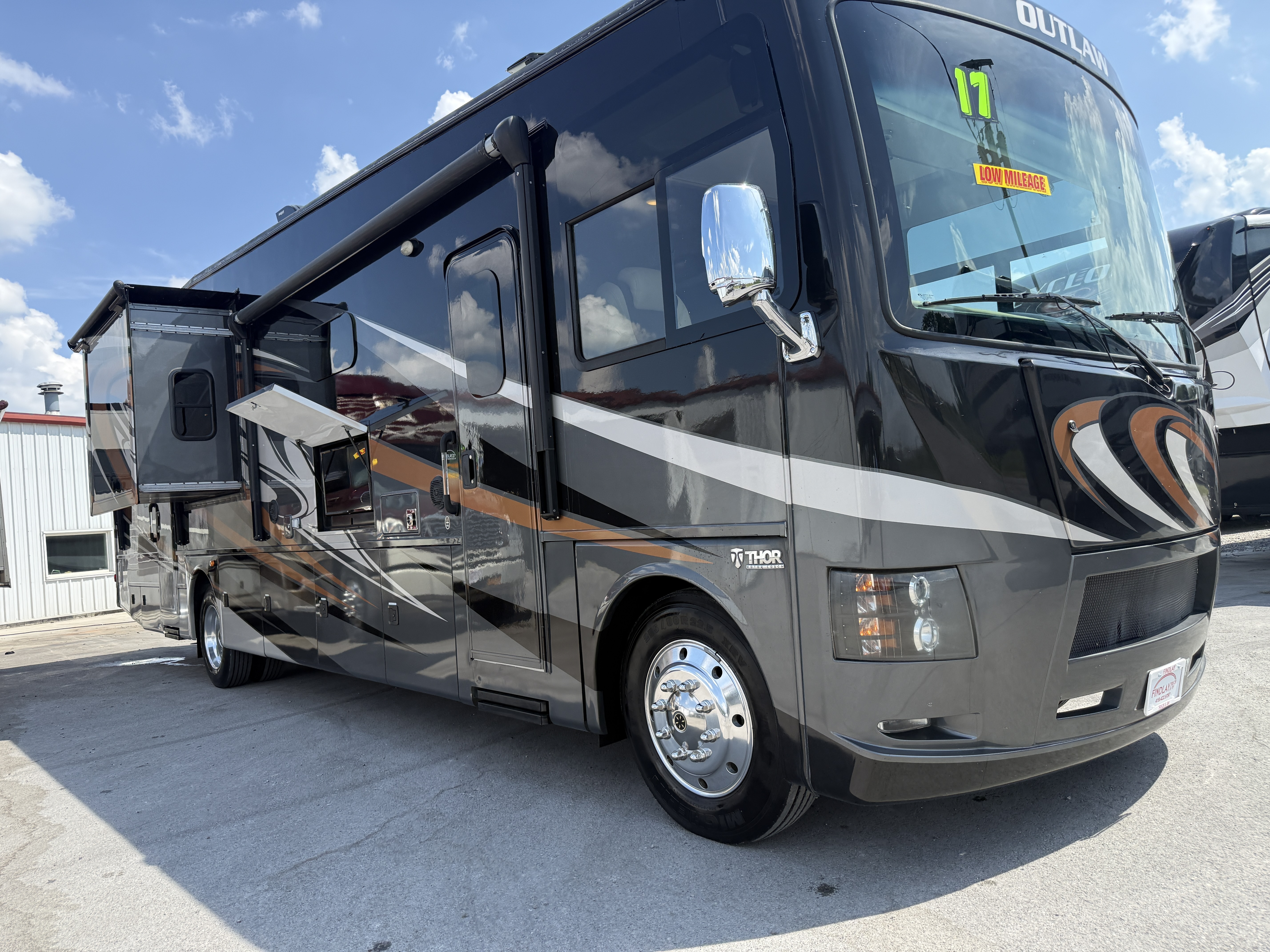 2017 Thor Motor Coach OUTLAW 37RB in findlay OH