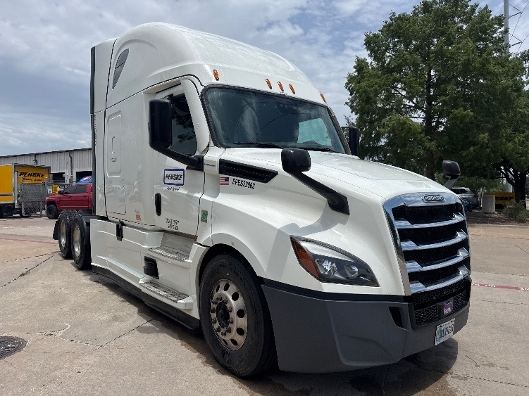 2022 FREIGHTLINER CASCADIA 126 in Lansing, MI