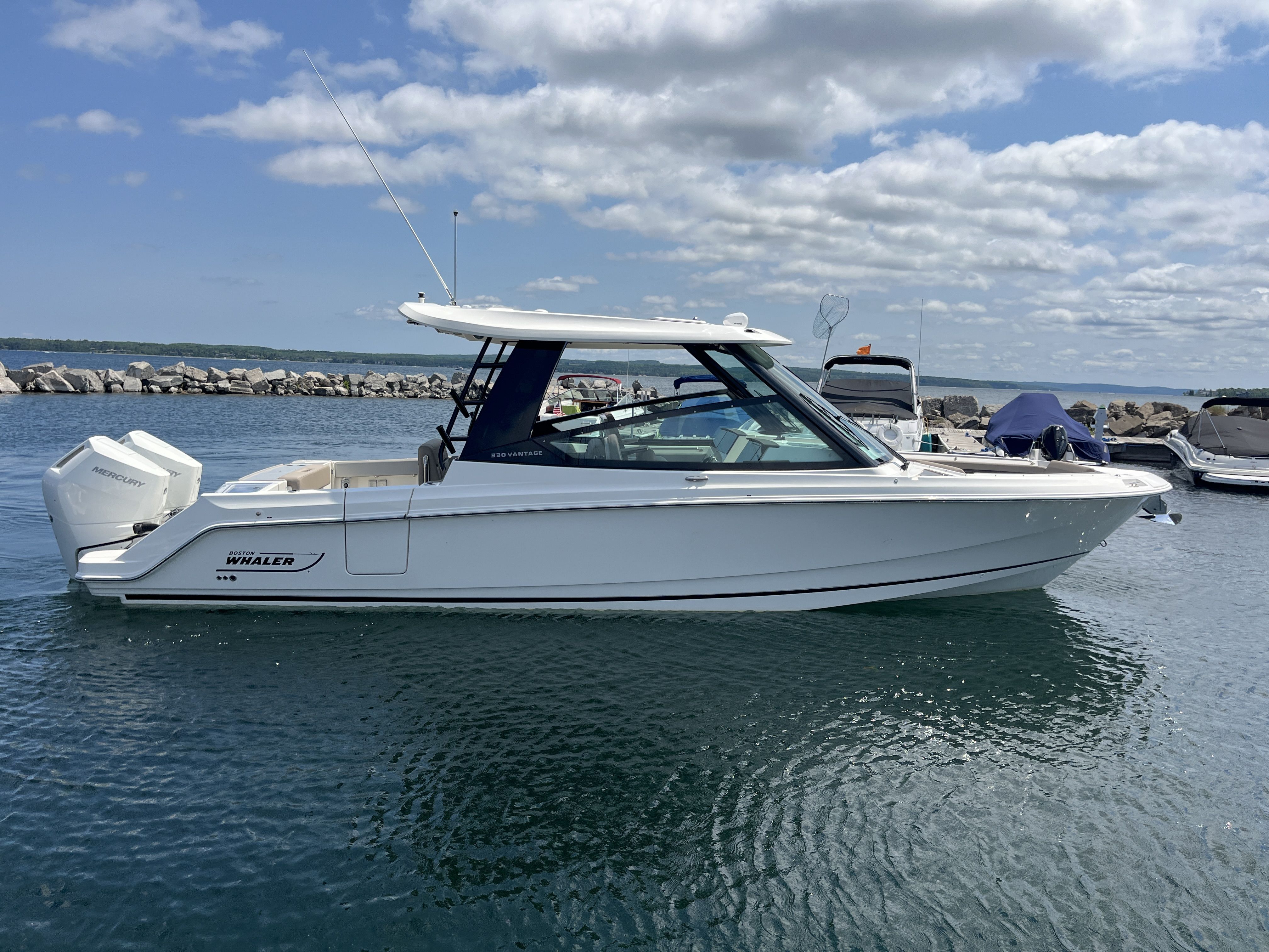 2025 Boston Whaler 330 Vantage 320 in charlevoix MI