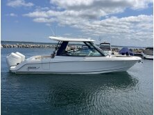 Boston Whaler 330 Vantage Review image