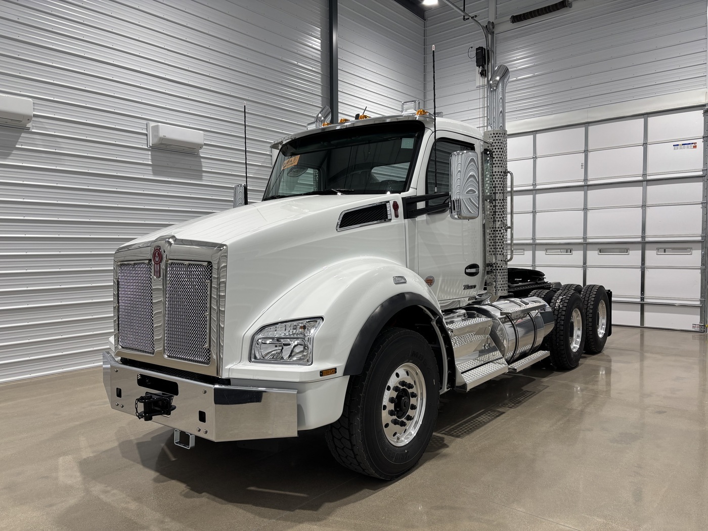 2027 Kenworth T880 in Van Buren Township, MI