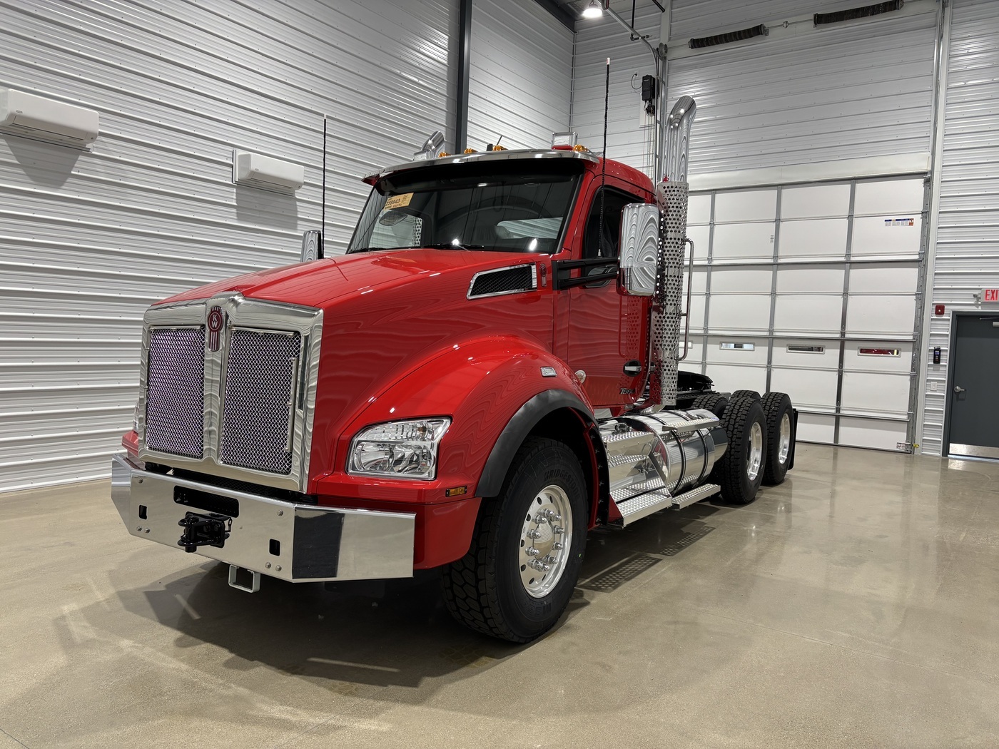2027 KENWORTH T880 in Van Buren Township, MI