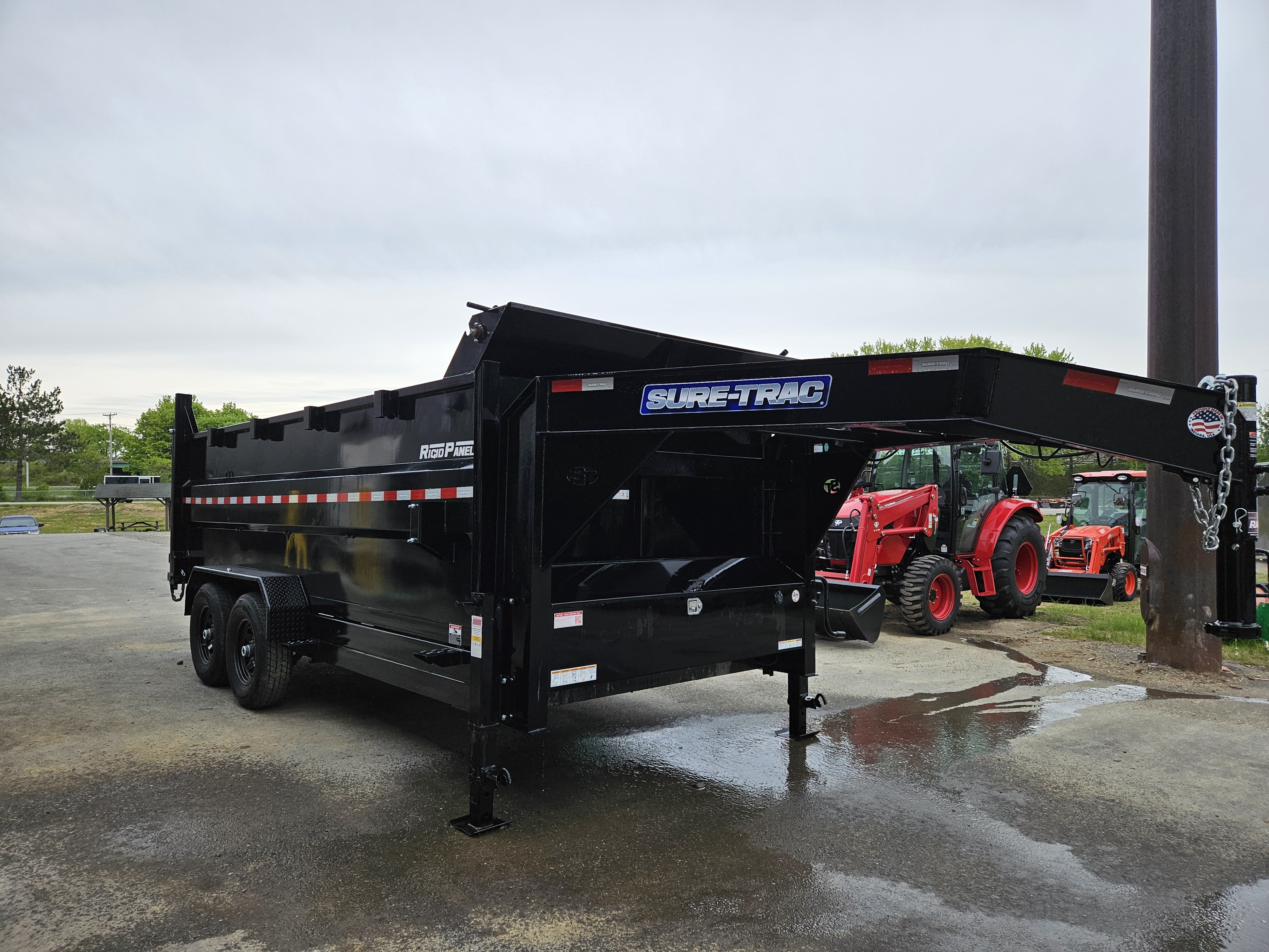 2025 Sure-Trac Novae Gooseneck Dump Trailer w/Barn door & Spreader Gat in Houlton, NE