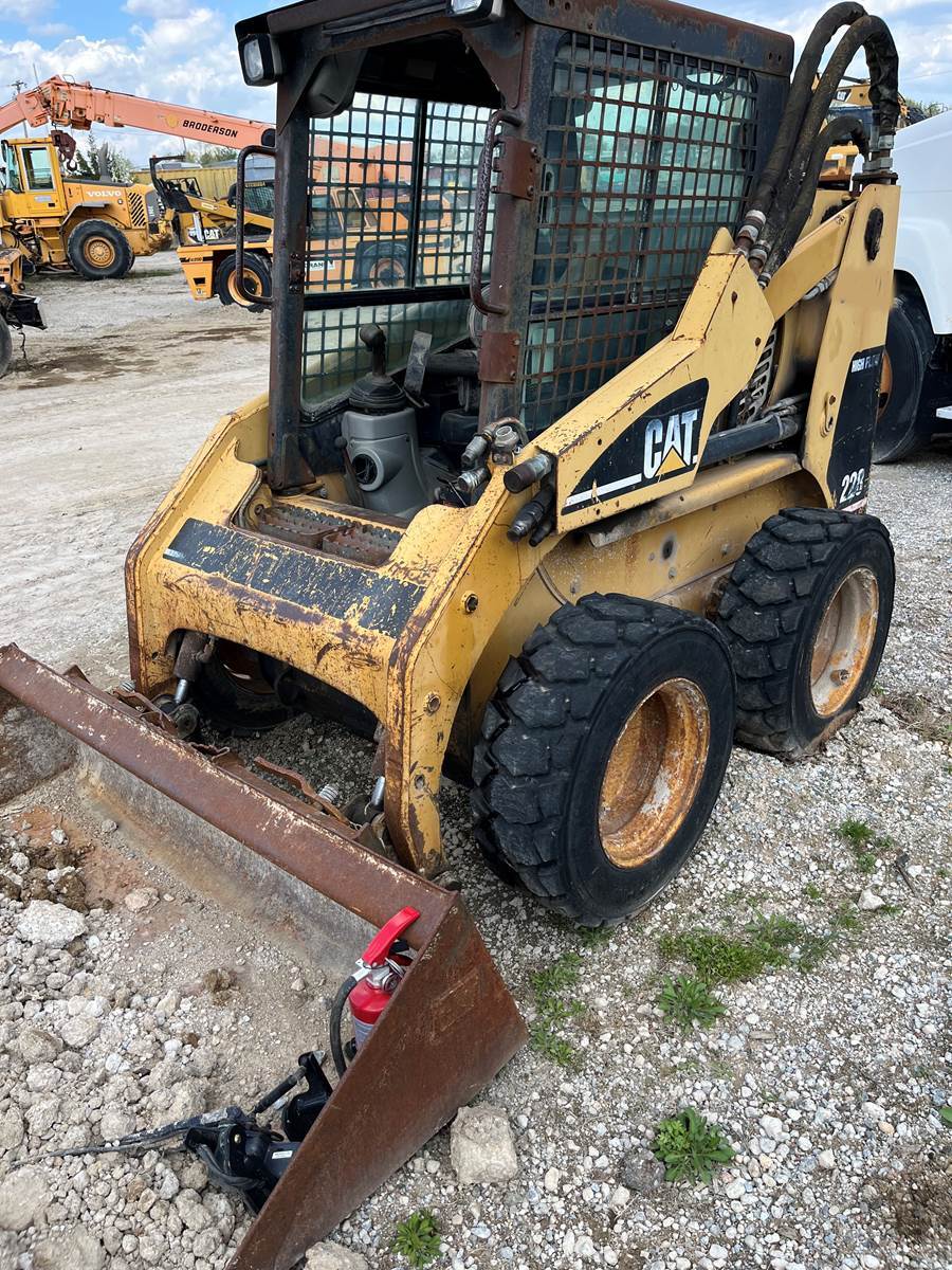 2002 Caterpillar 228 in Crofton, MD