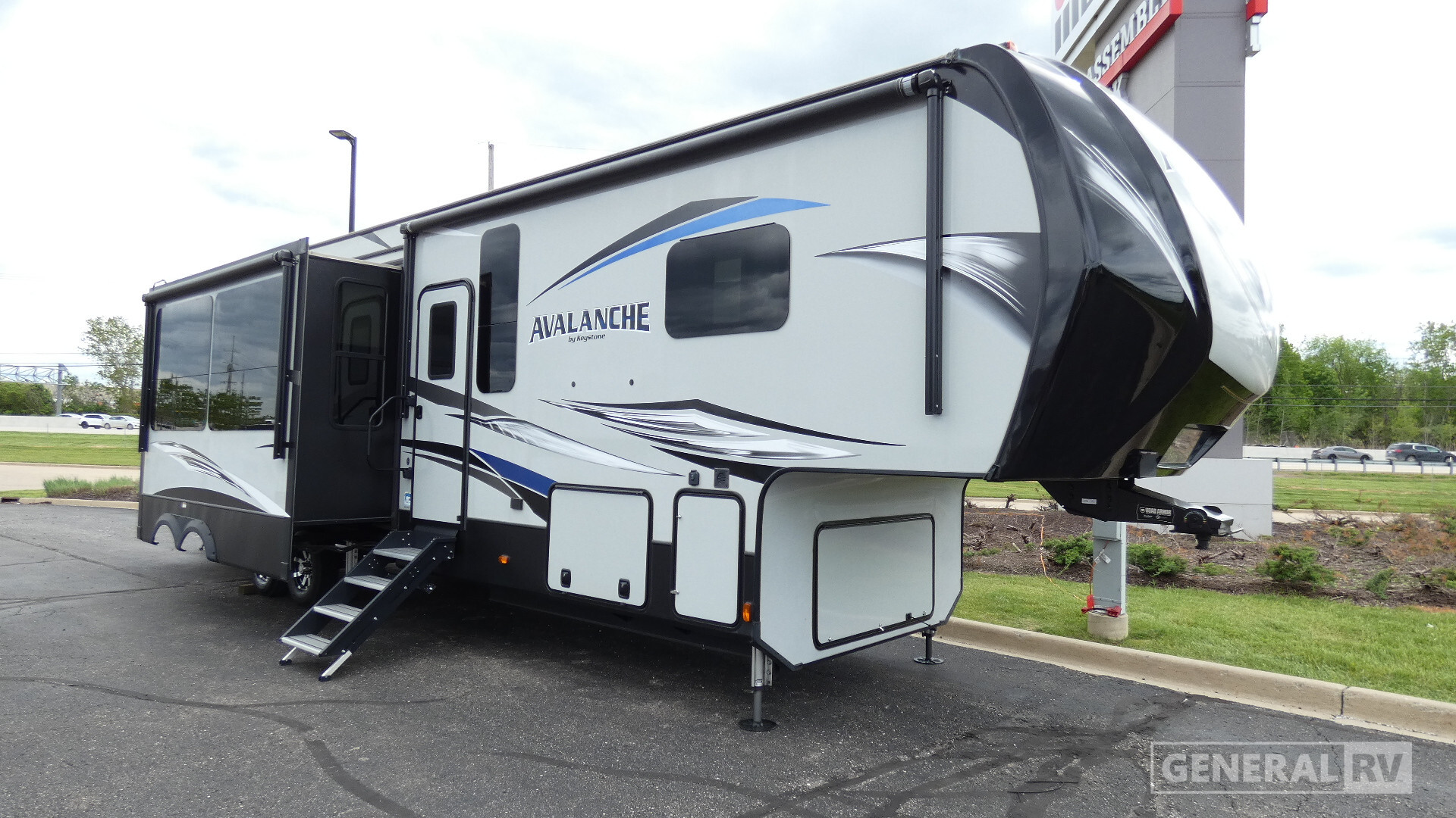 2023 Keystone AVALANCHE 396BH in wixom MI