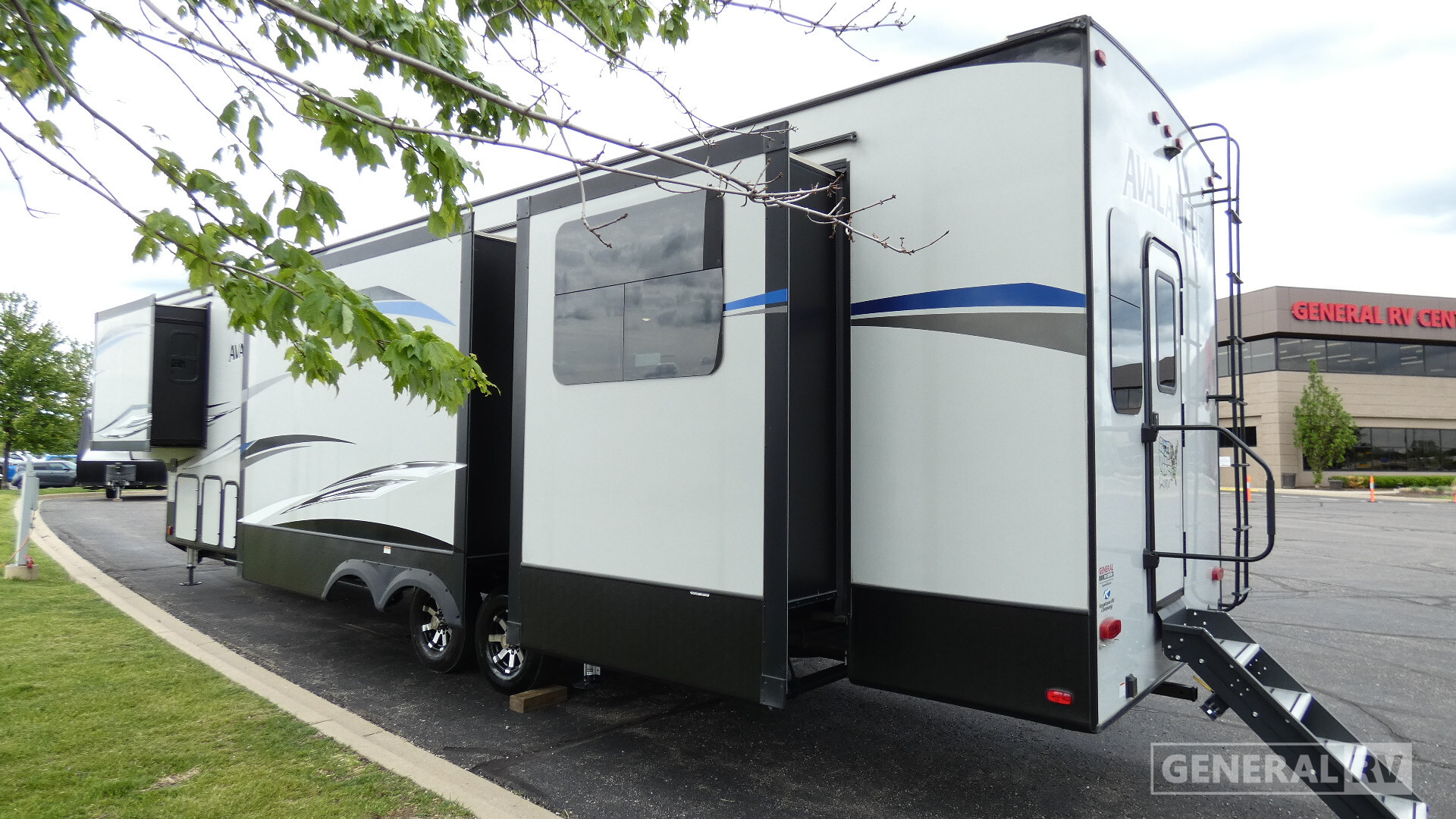 2023 Keystone AVALANCHE 396BH in wixom MI