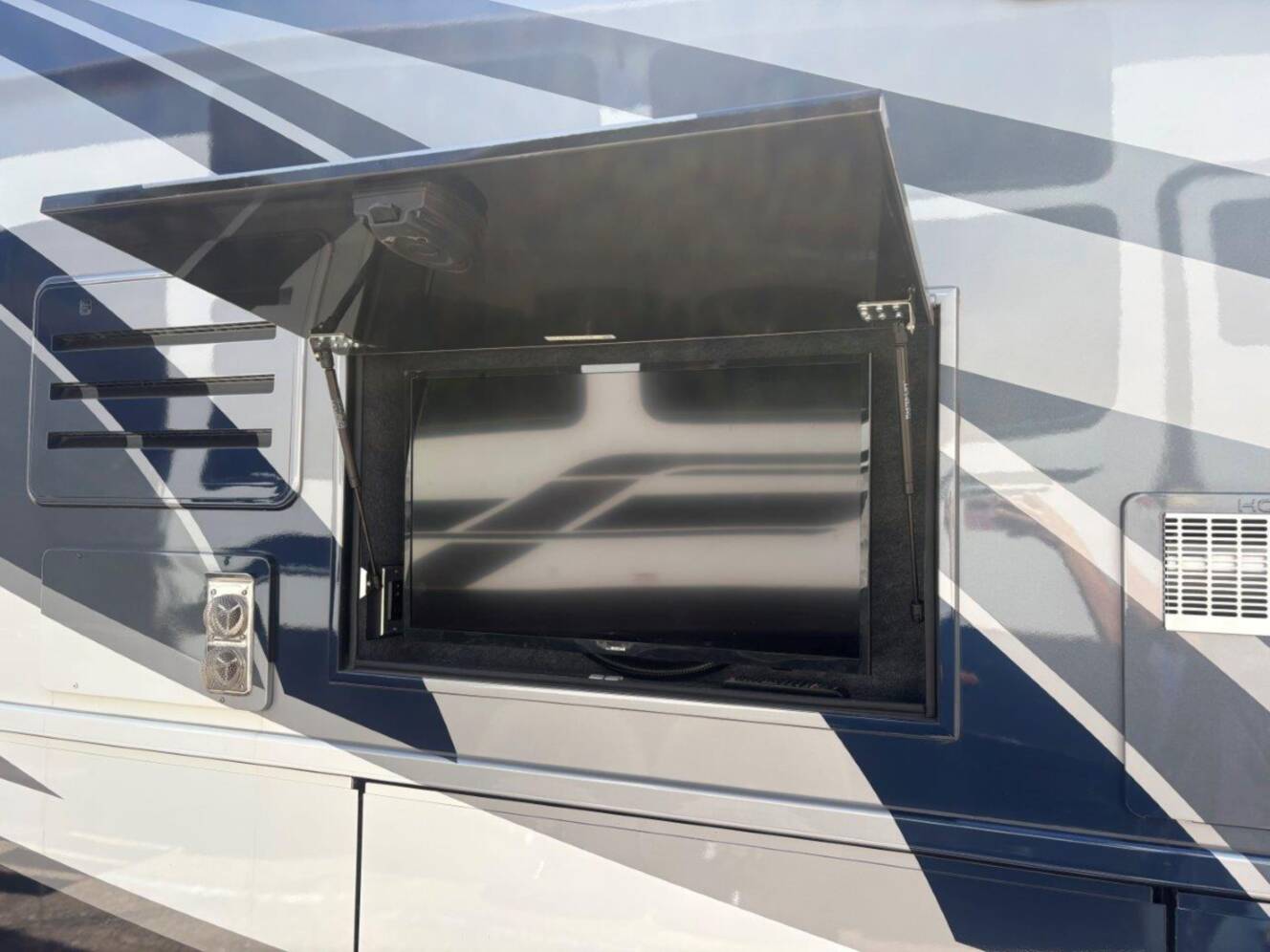 A photo of this 2021 Newmar Bay Star 3401