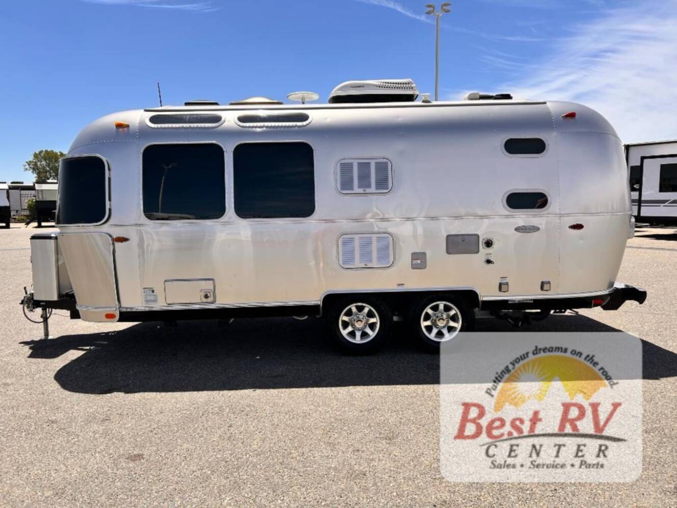 A photo of this 2017 Airstream Flying Cloud 23D Bunk