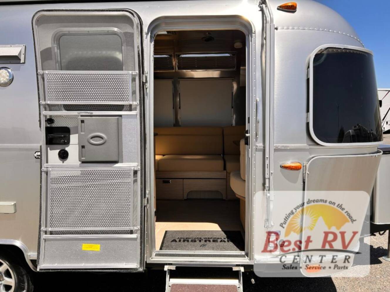 A photo of this 2017 Airstream Flying Cloud 23D Bunk