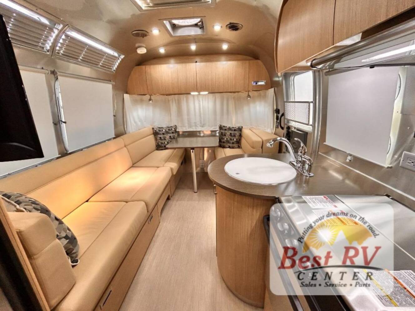 A photo of this 2017 Airstream Flying Cloud 23D Bunk