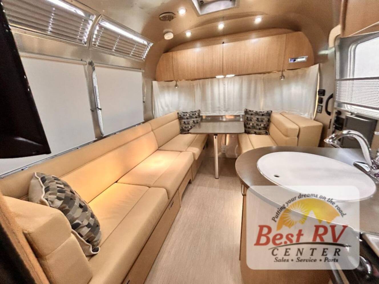A photo of this 2017 Airstream Flying Cloud 23D Bunk