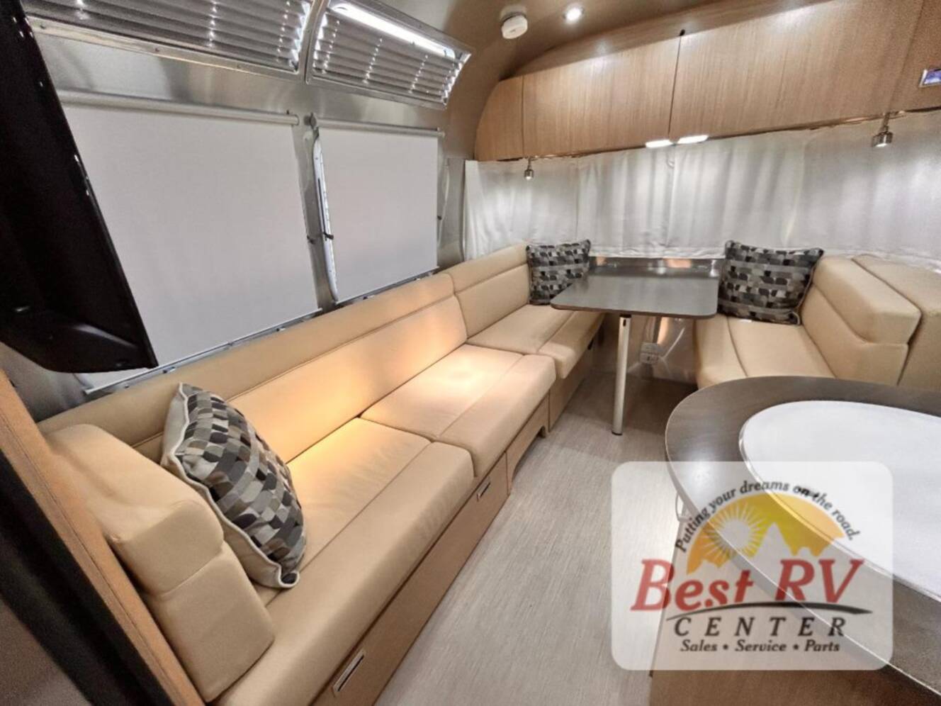 A photo of this 2017 Airstream Flying Cloud 23D Bunk