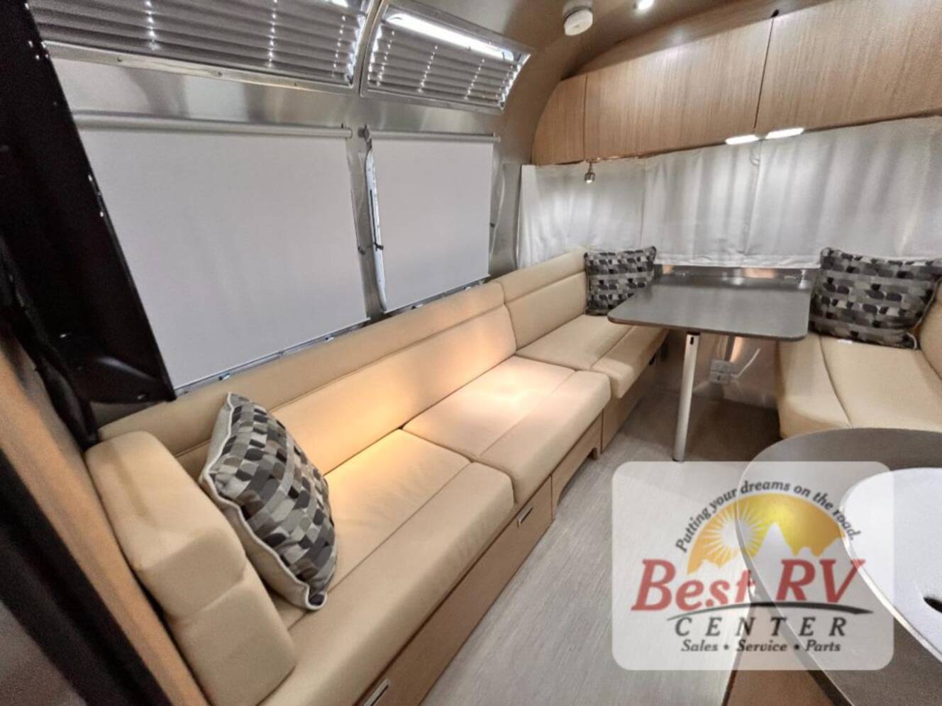 A photo of this 2017 Airstream Flying Cloud 23D Bunk