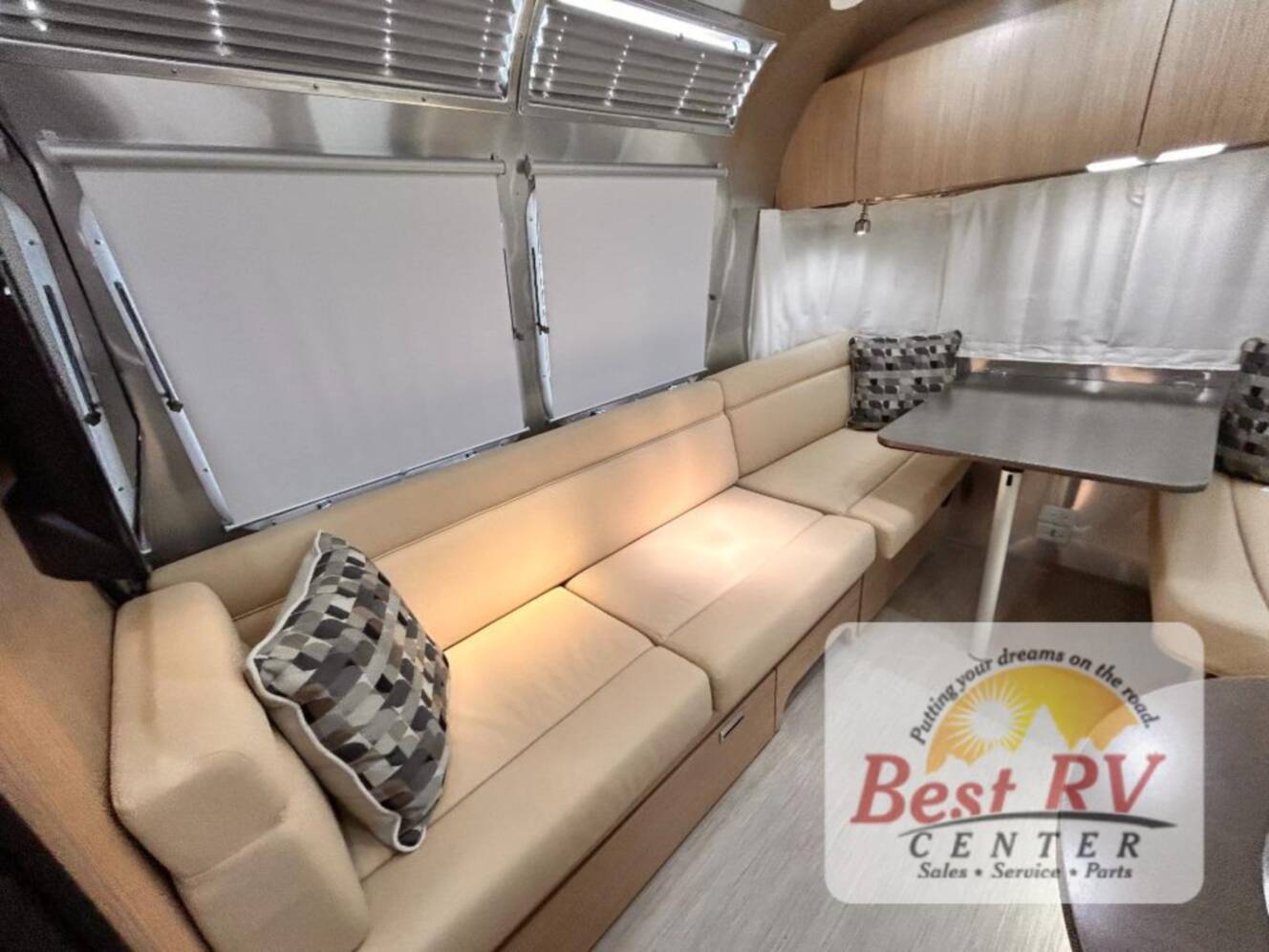 A photo of this 2017 Airstream Flying Cloud 23D Bunk