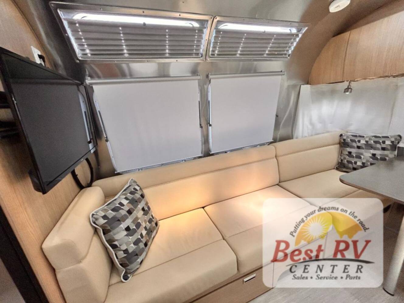 A photo of this 2017 Airstream Flying Cloud 23D Bunk