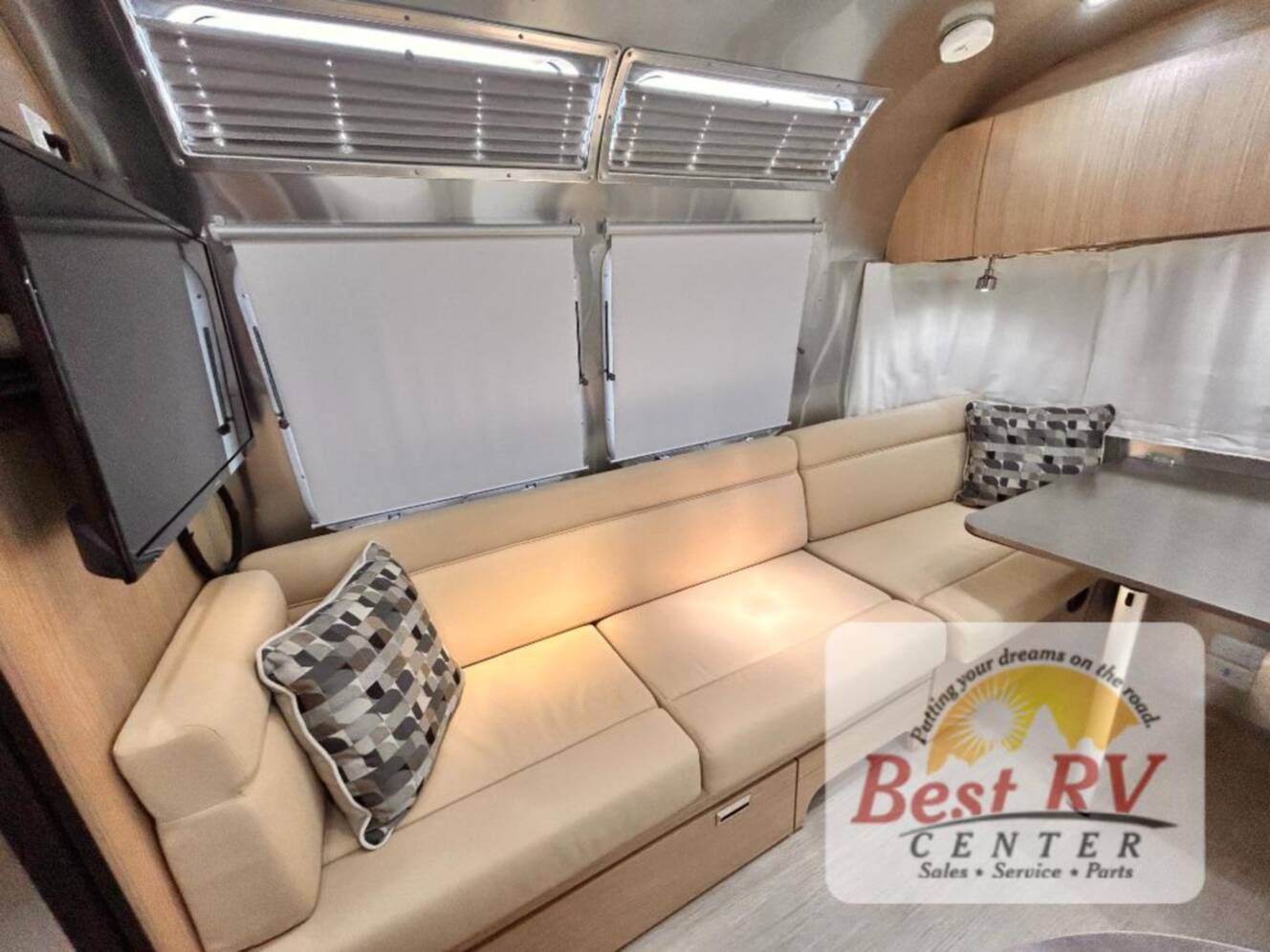 A photo of this 2017 Airstream Flying Cloud 23D Bunk