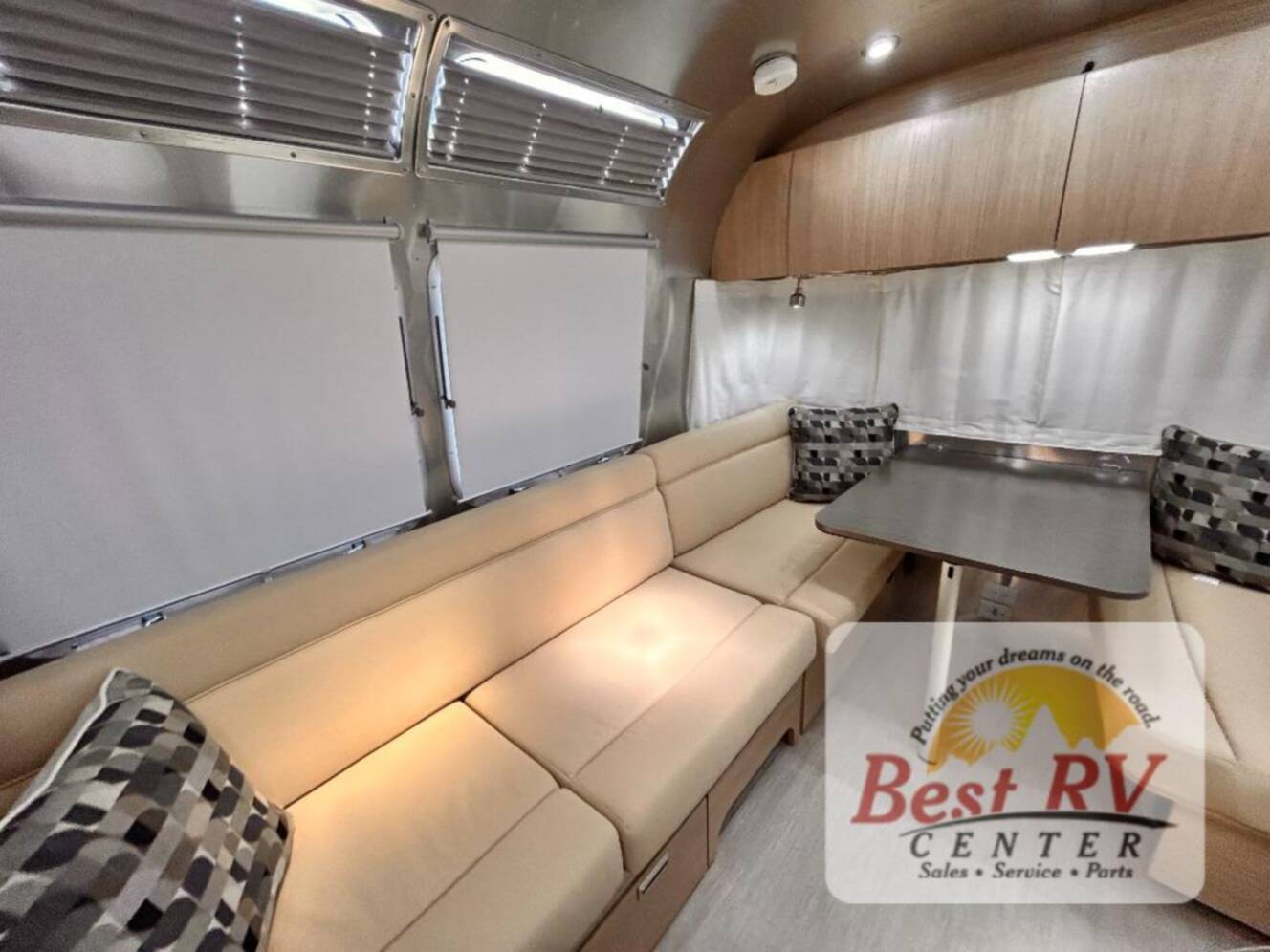 A photo of this 2017 Airstream Flying Cloud 23D Bunk