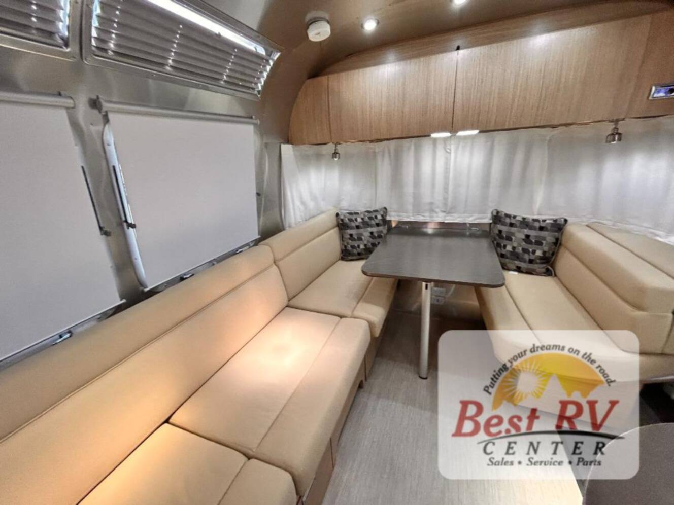 A photo of this 2017 Airstream Flying Cloud 23D Bunk