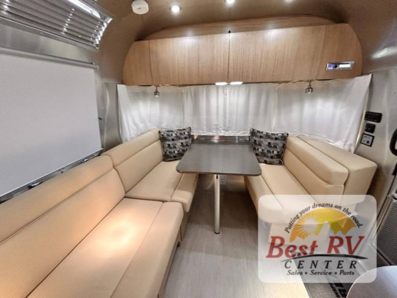 A photo of this 2017 Airstream Flying Cloud 23D Bunk