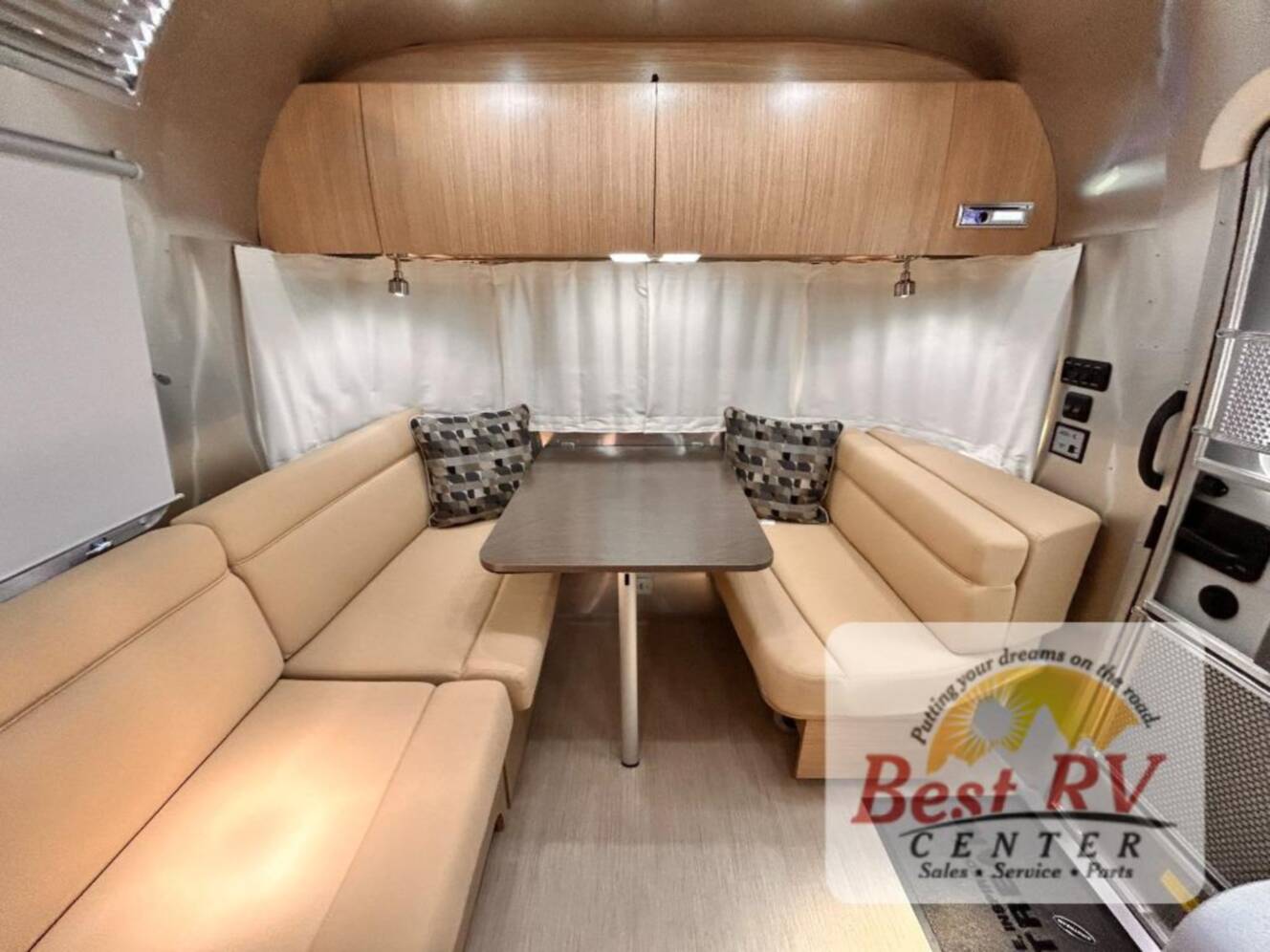 A photo of this 2017 Airstream Flying Cloud 23D Bunk