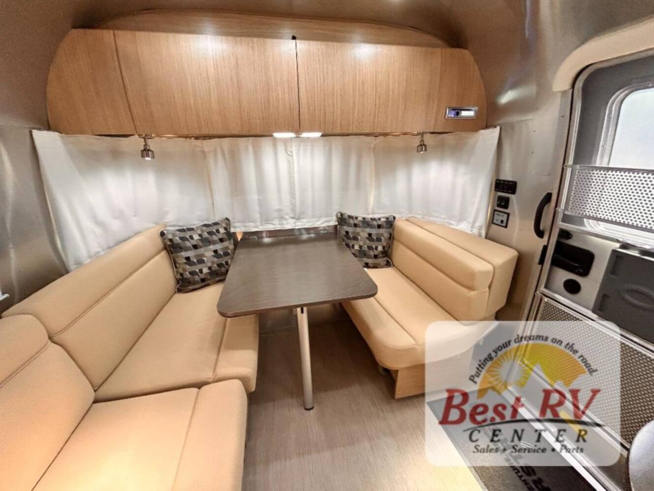 A photo of this 2017 Airstream Flying Cloud 23D Bunk