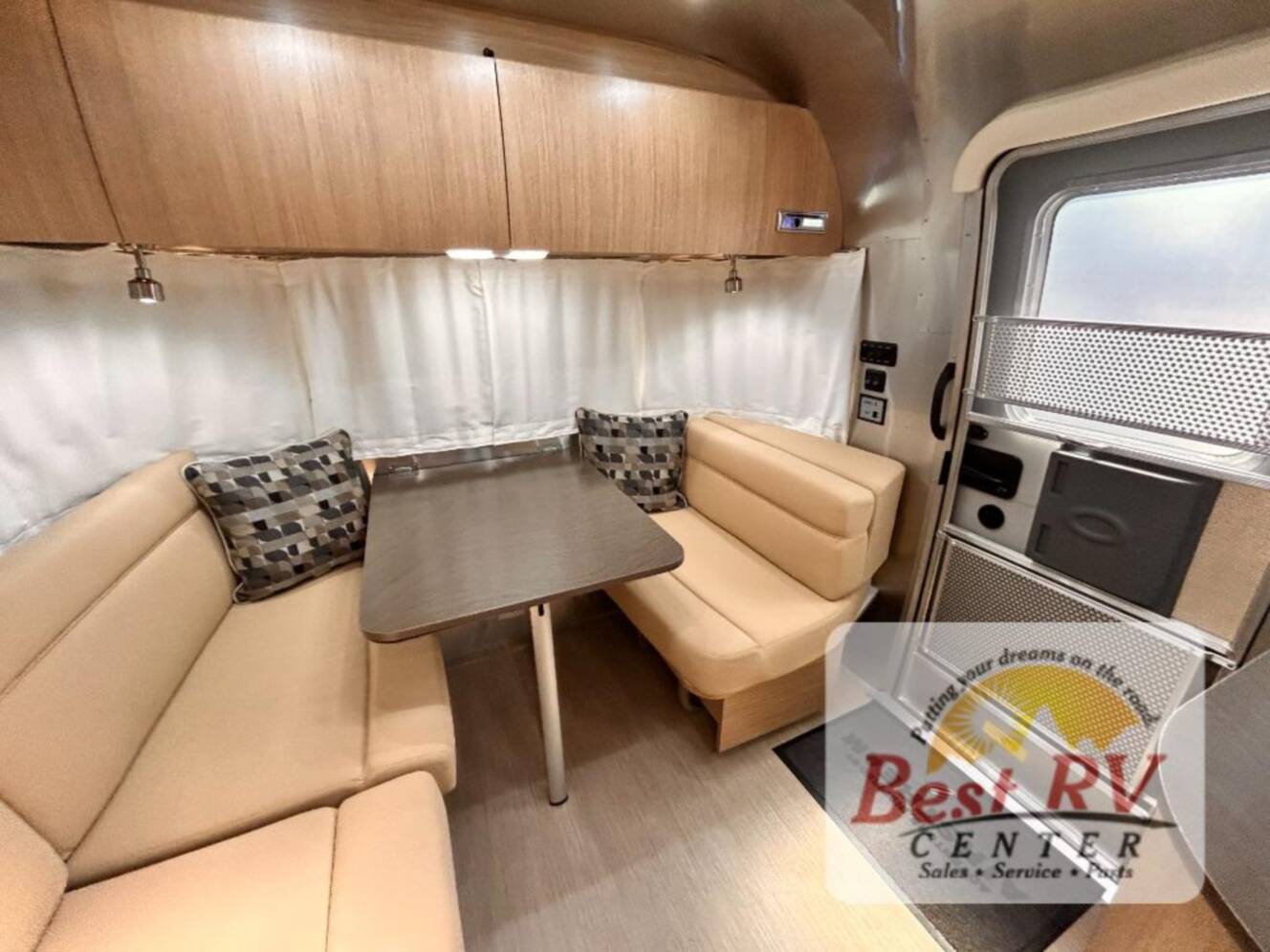 A photo of this 2017 Airstream Flying Cloud 23D Bunk