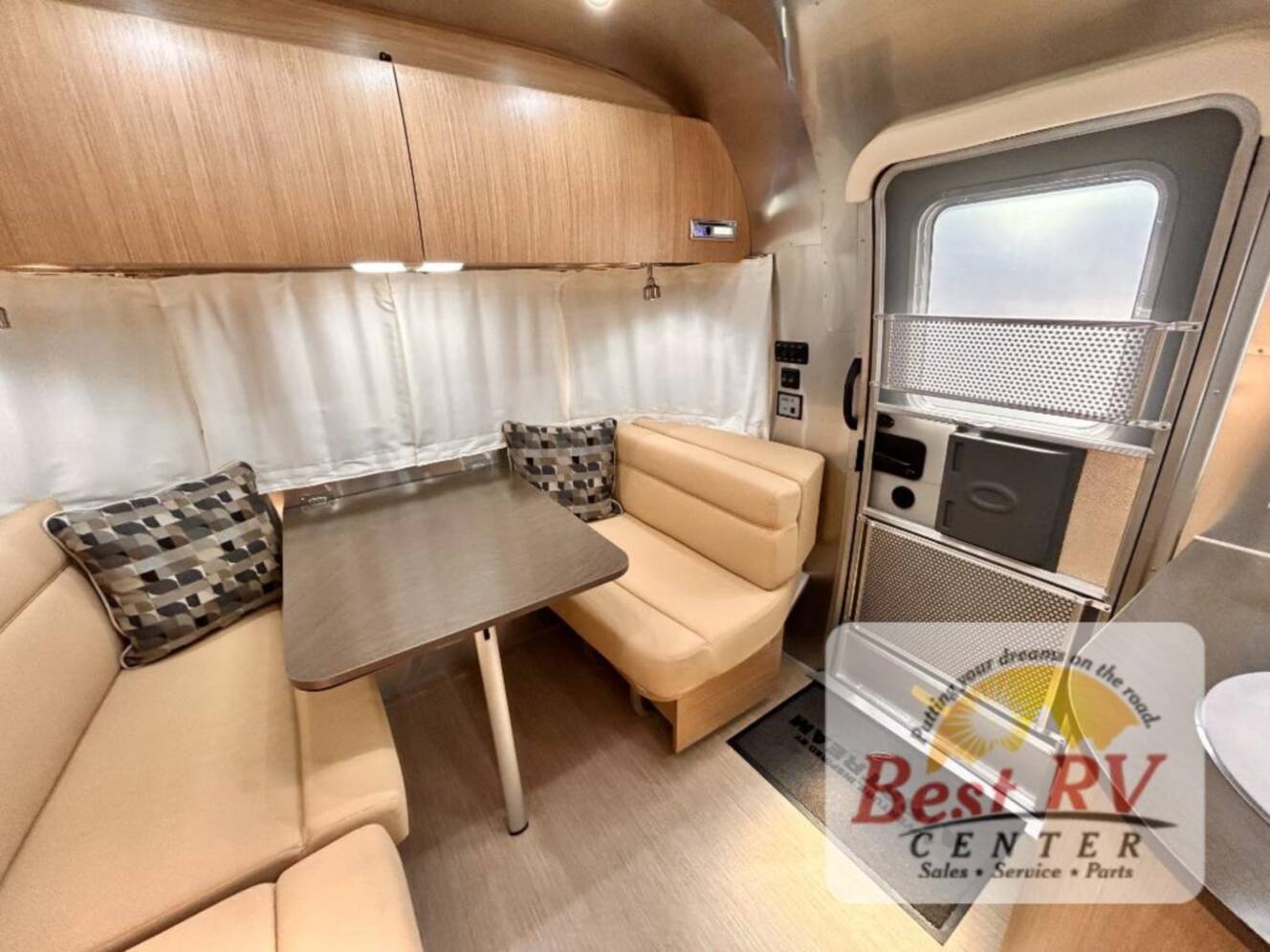 A photo of this 2017 Airstream Flying Cloud 23D Bunk