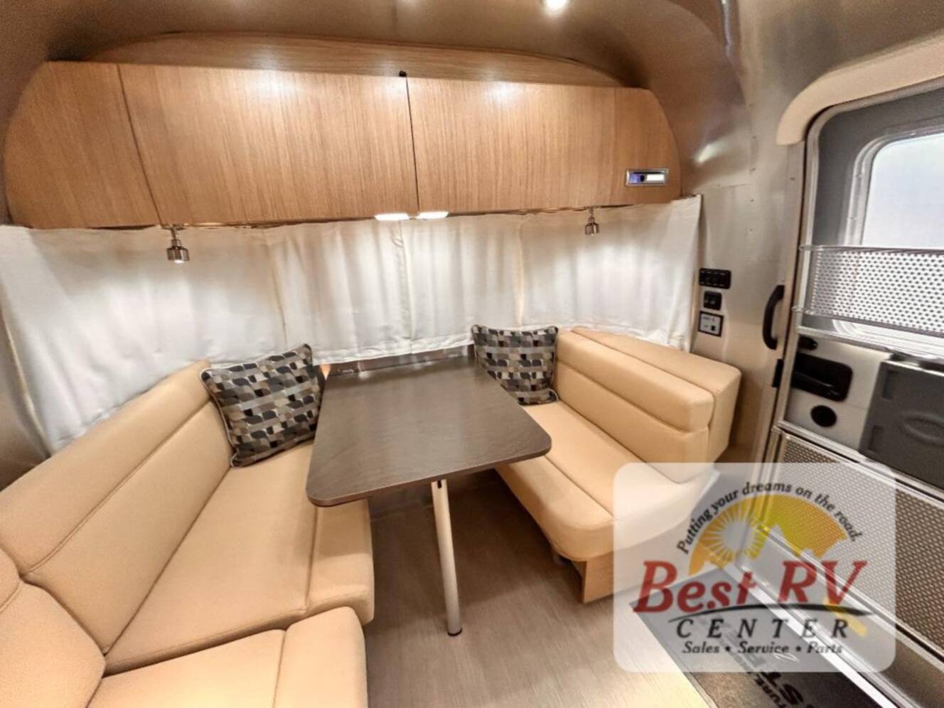 A photo of this 2017 Airstream Flying Cloud 23D Bunk