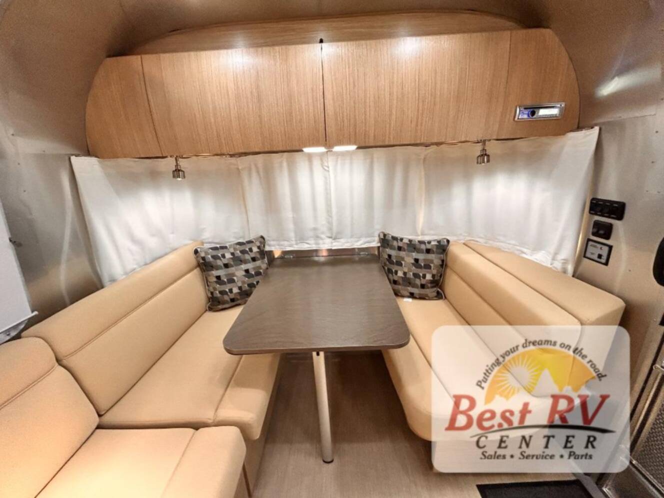 A photo of this 2017 Airstream Flying Cloud 23D Bunk