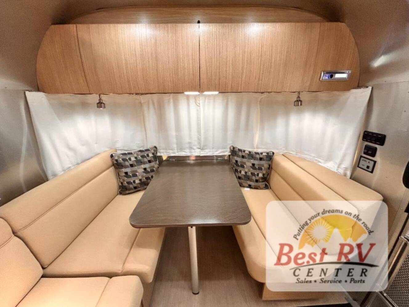 A photo of this 2017 Airstream Flying Cloud 23D Bunk