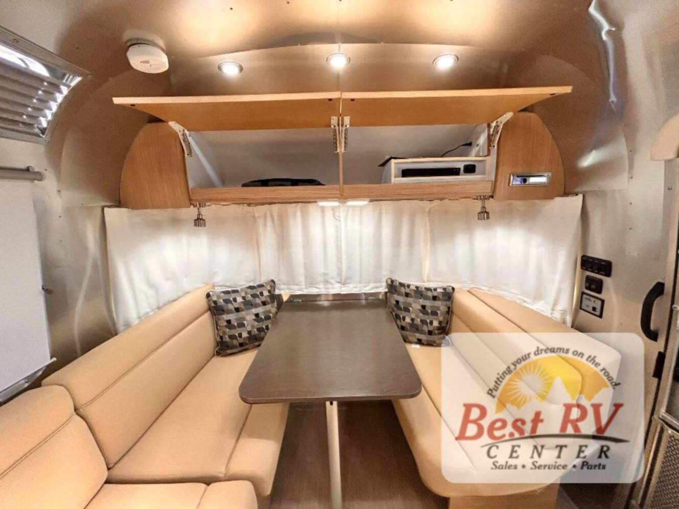 A photo of this 2017 Airstream Flying Cloud 23D Bunk